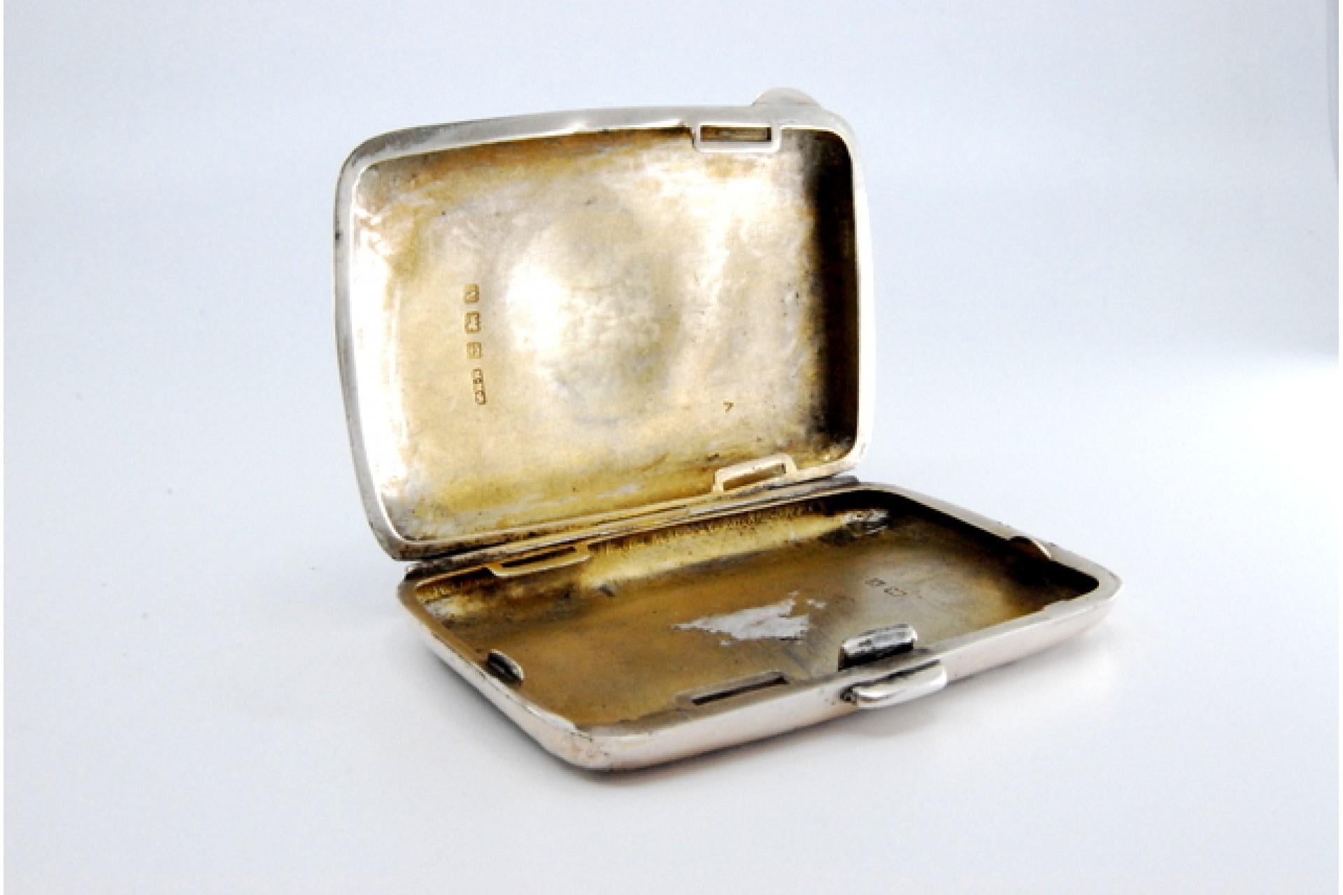 Silver case with floral engravings around curved monogram and hinged lid For Sale 2