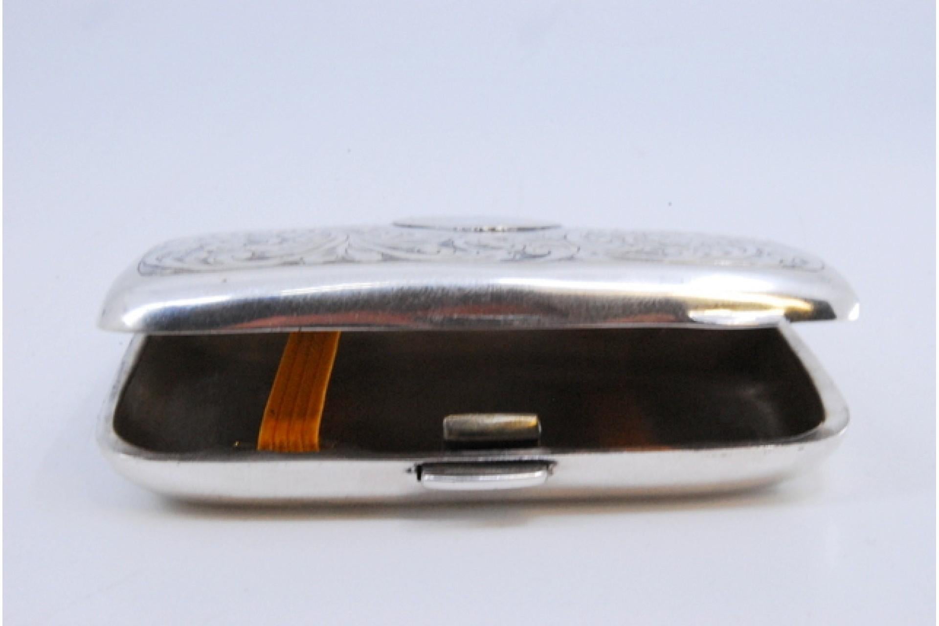 Silver case with floral engravings around curved monogram and hinged lid For Sale 3