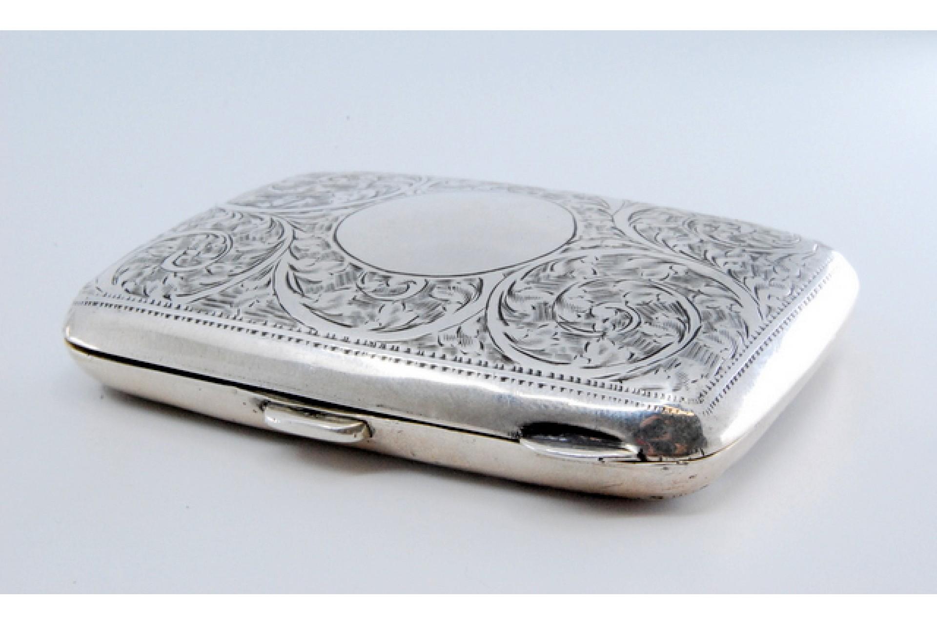 Silver case with floral engravings around curved monogram and hinged lid For Sale 3
