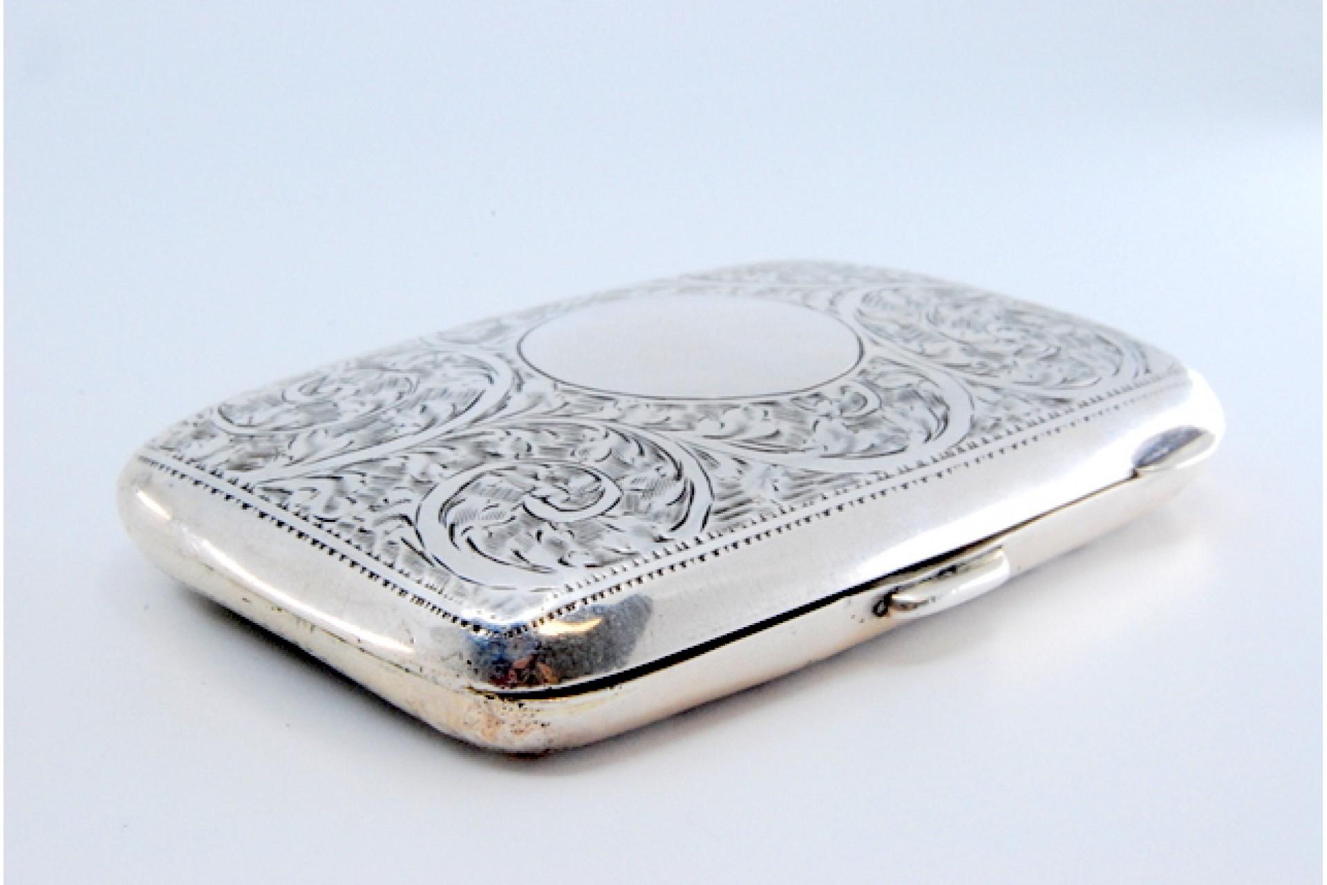 Silver case with floral engravings around curved monogram and hinged lid For Sale 4
