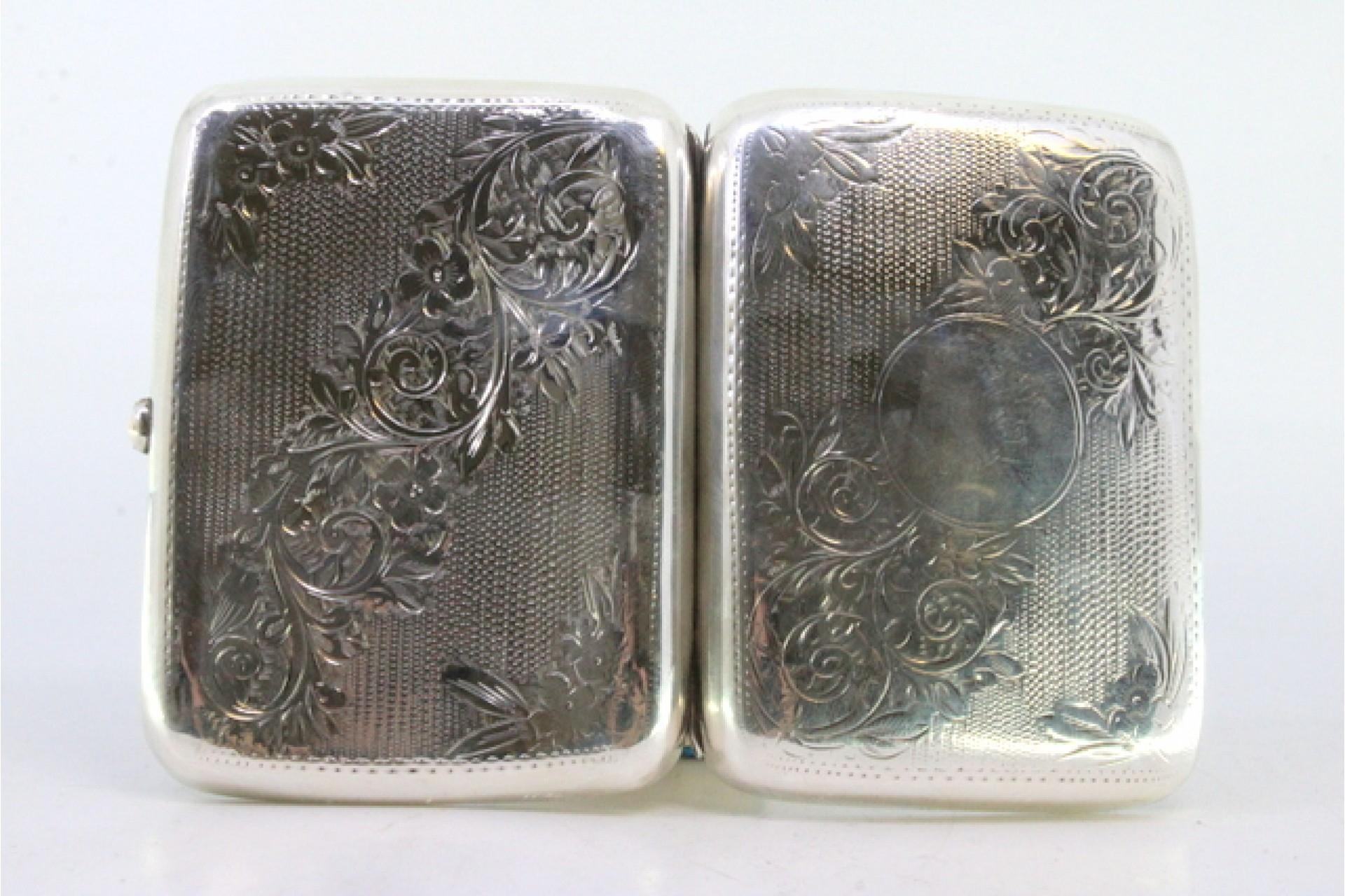 Silver case with floral engravings, curved monogram and spring-hinged lids For Sale 1