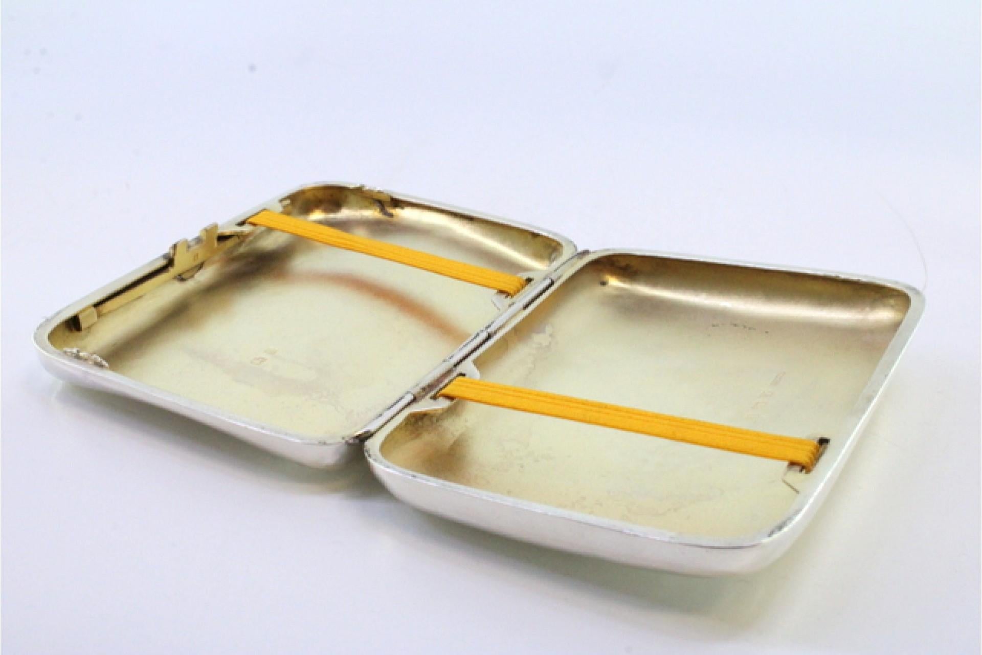 Silver case with floral engravings, curved monogram and spring-hinged lids For Sale 2