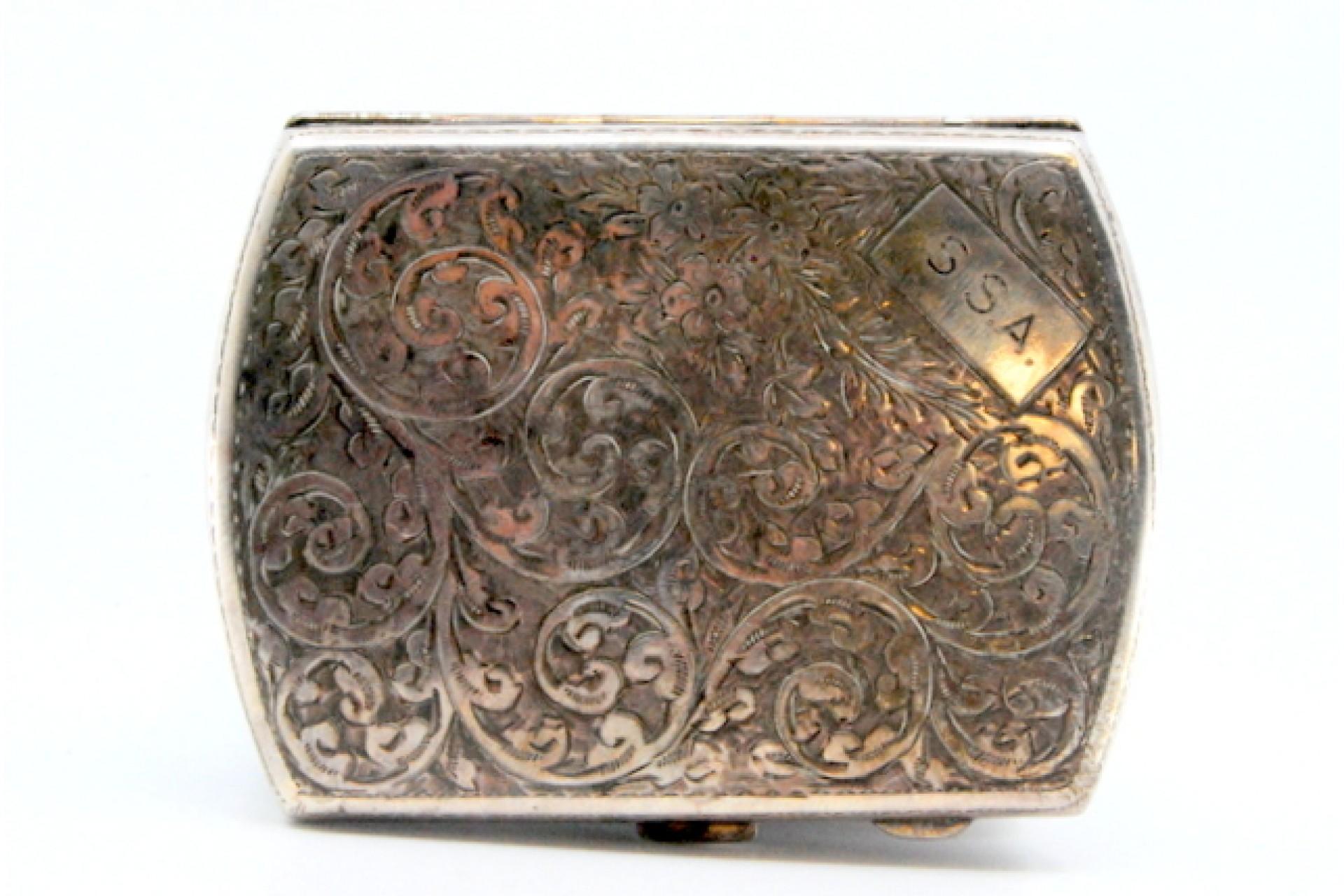 Silver case with floral engravings, monogram and hinged lid For Sale 5