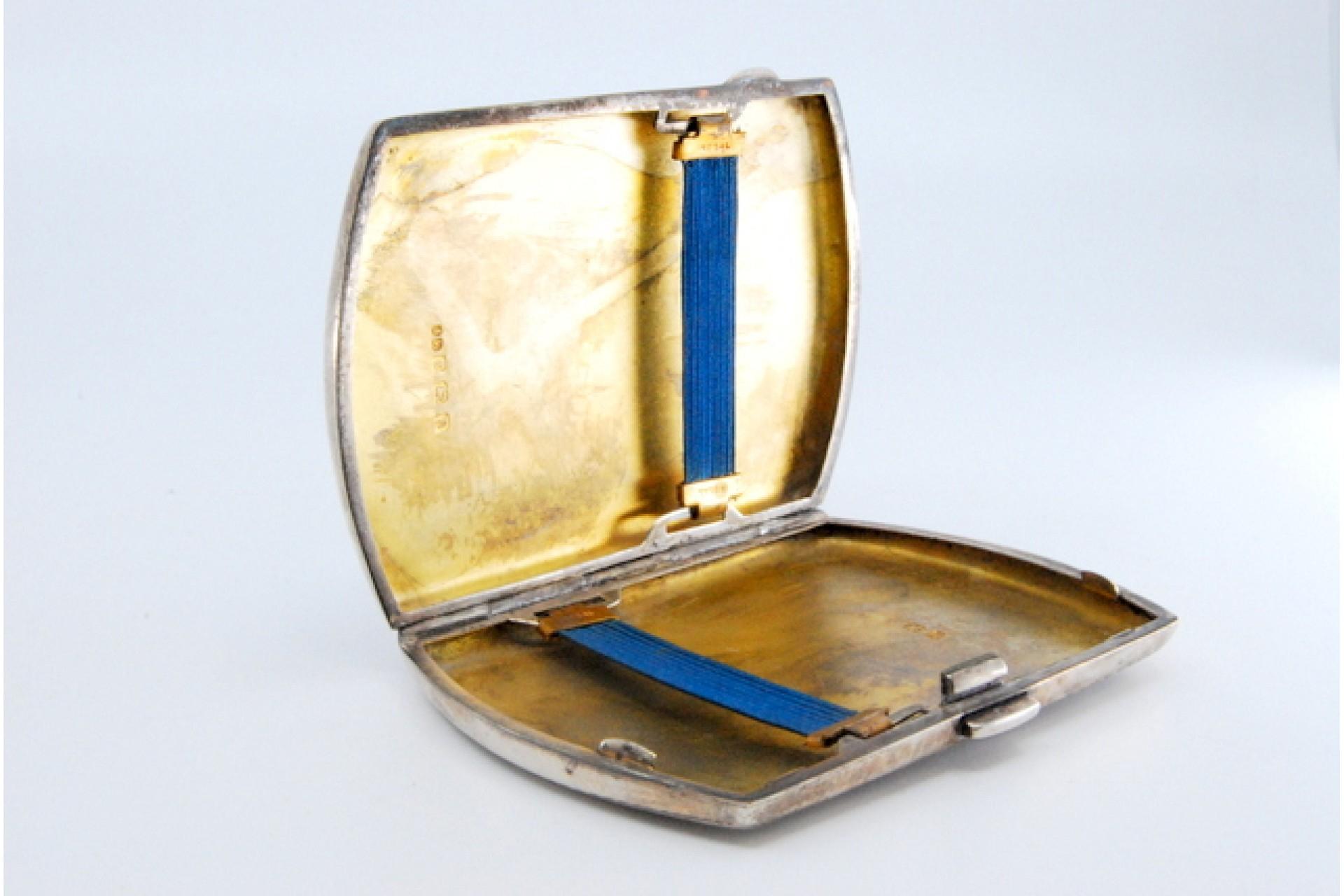 Silver case with floral engravings, monogram and hinged lid In Good Condition For Sale In Porto, PT