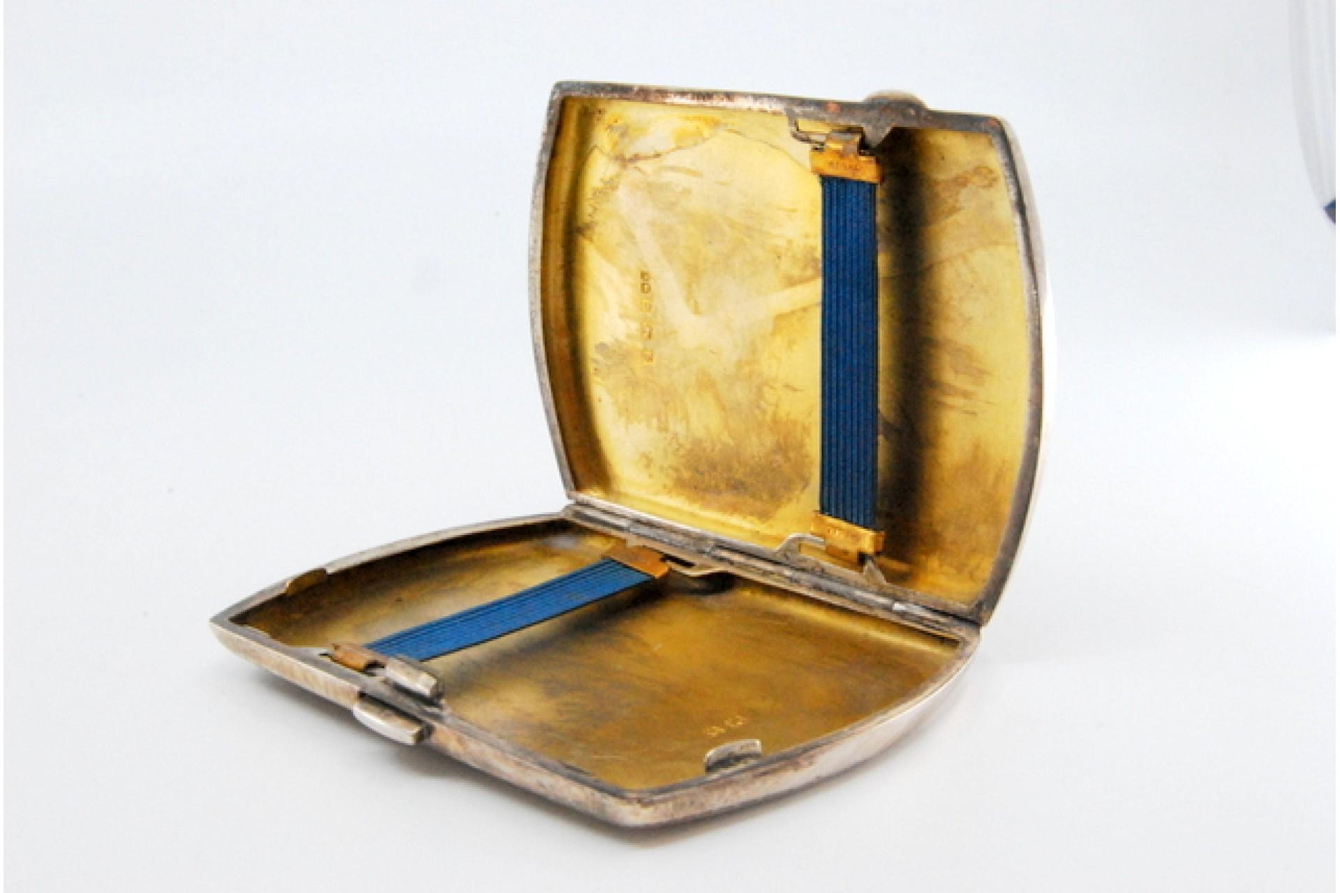 20th Century Silver case with floral engravings, monogram and hinged lid For Sale