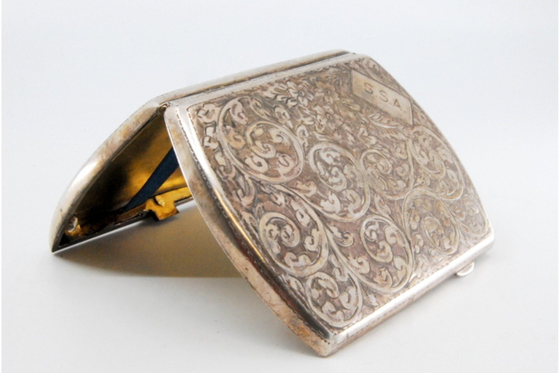 Silver case with floral engravings, monogram and hinged lid For Sale 1