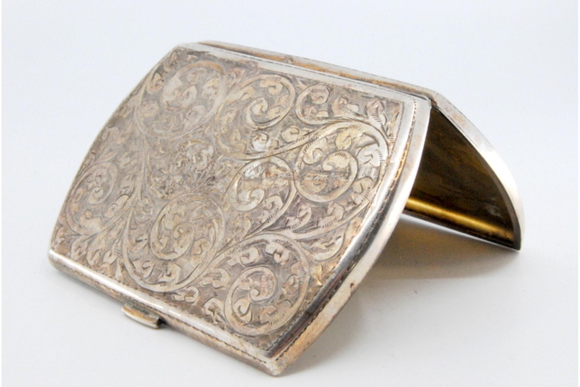 Silver case with floral engravings, monogram and hinged lid For Sale 2