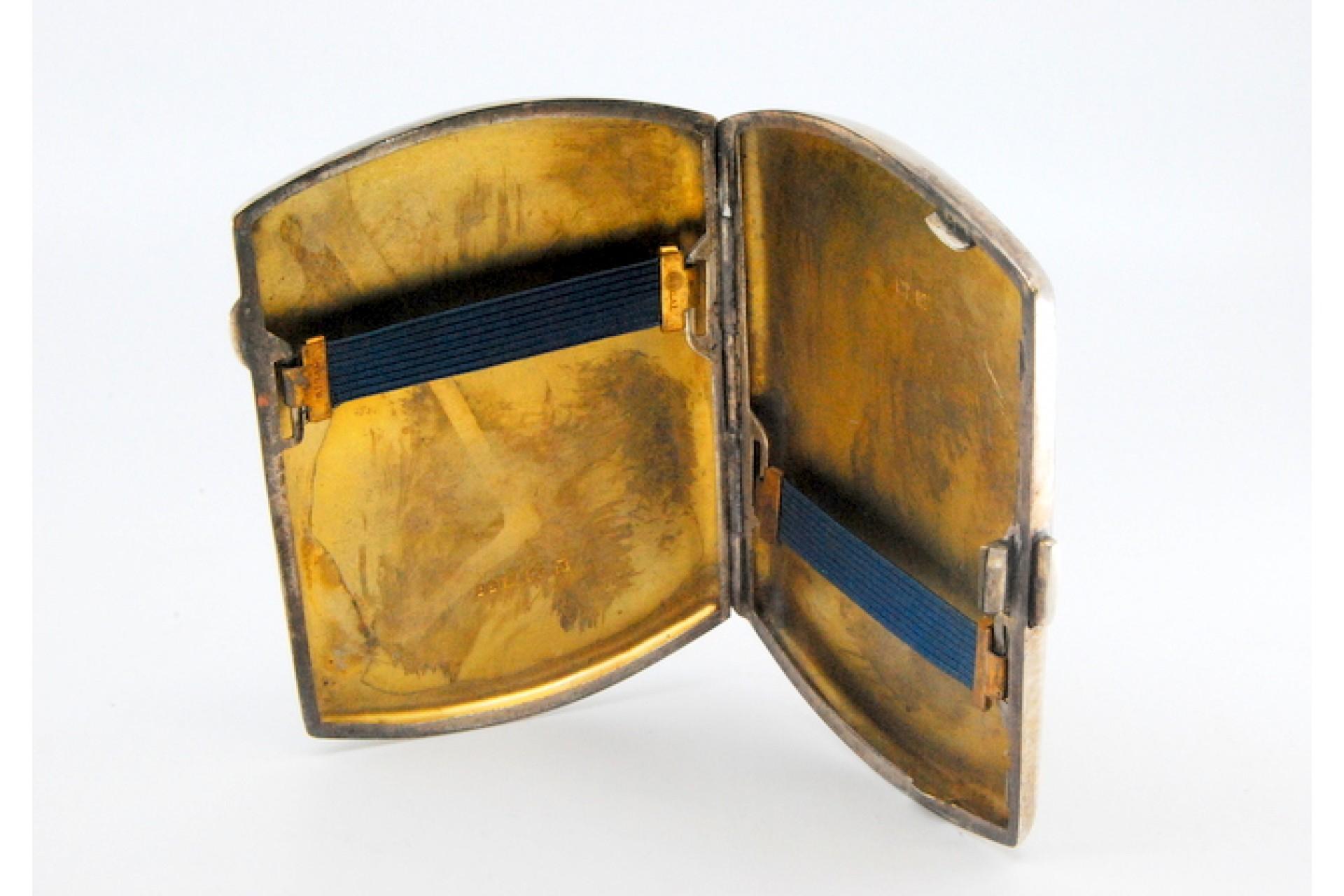 Silver case with floral engravings, monogram and hinged lid For Sale 3