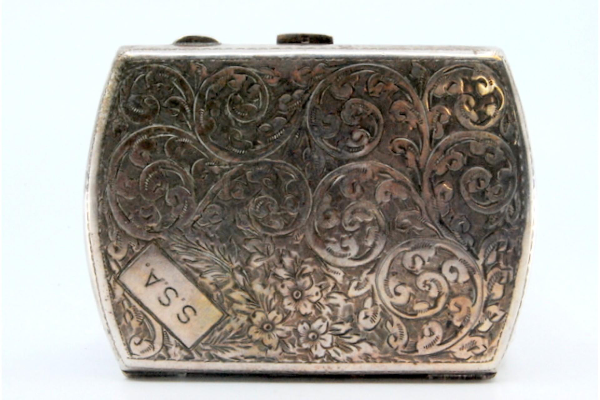 Silver case with floral engravings, monogram and hinged lid For Sale 4