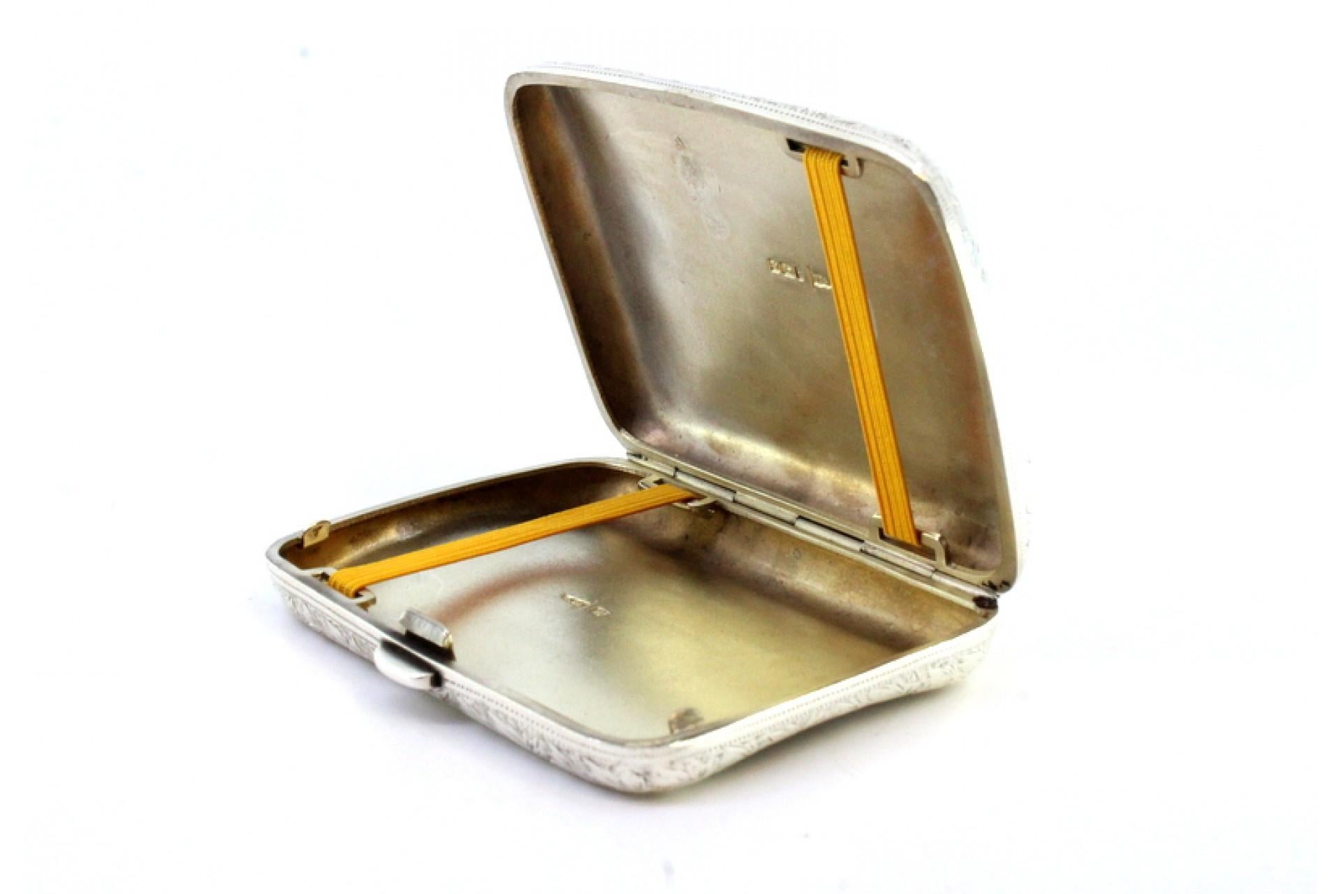 Silver case with floral engravings, monogram card and hinged lid In Good Condition For Sale In Porto, PT