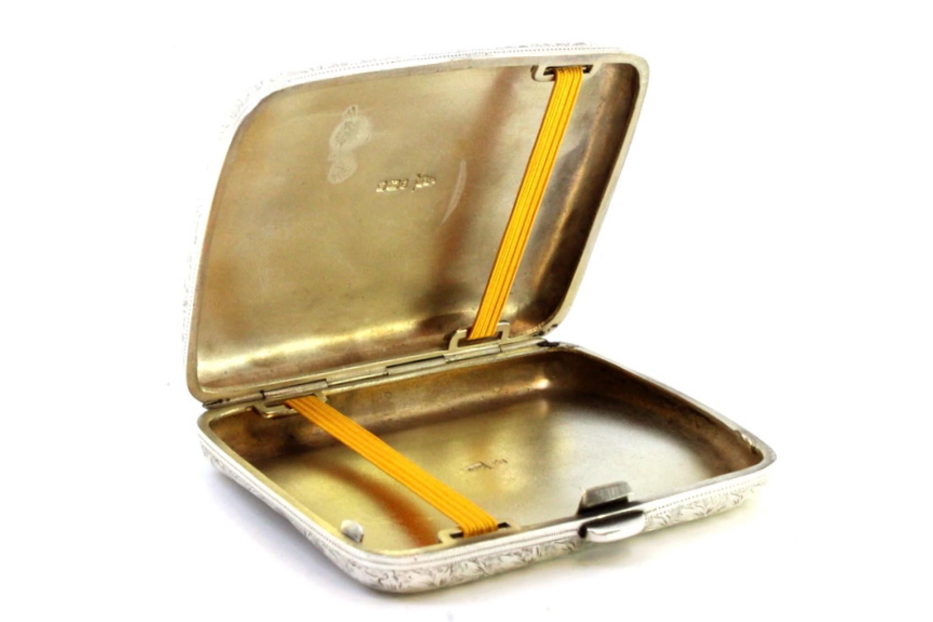 20th Century Silver case with floral engravings, monogram card and hinged lid For Sale