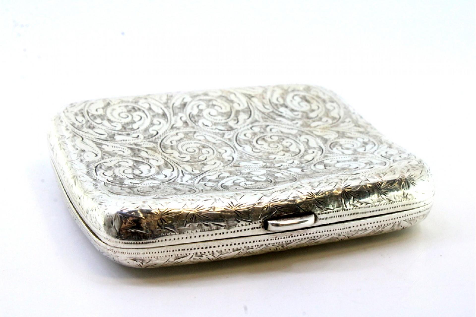 Silver case with floral engravings, monogram card and hinged lid For Sale 1