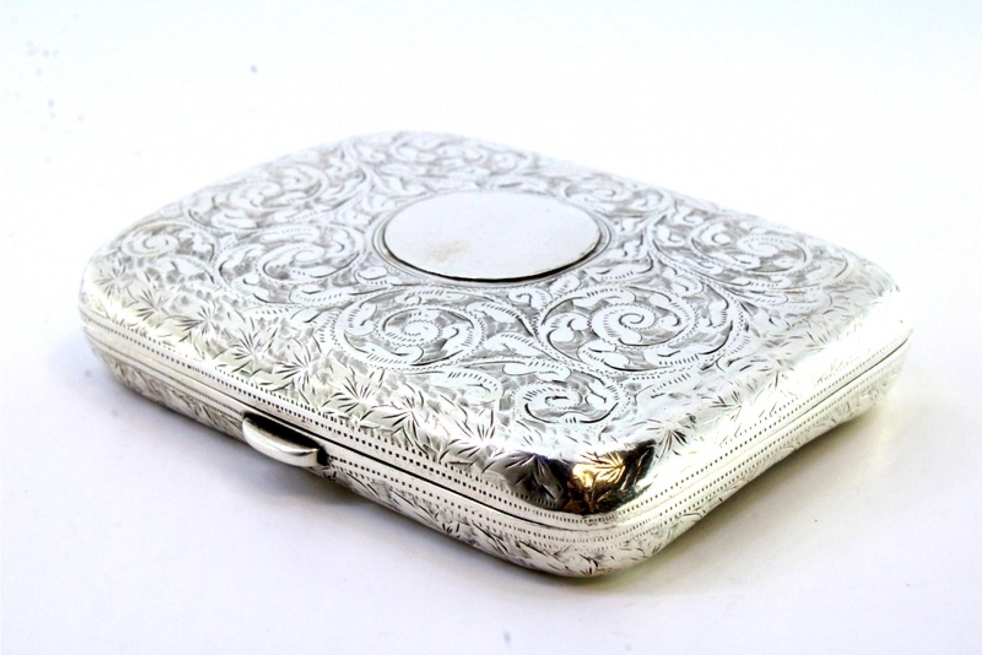 Silver case with floral engravings, monogram card and hinged lid For Sale 3