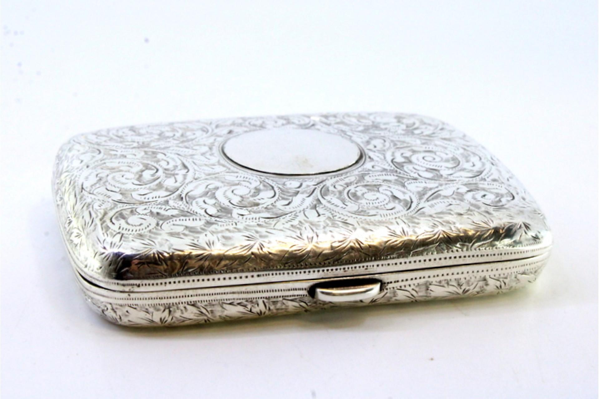 Silver case with floral engravings, monogram card and hinged lid For Sale 4