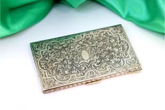 Silbernes Etui mit floralem Relief und zentralem Monogrammschlitz, Halterung innen