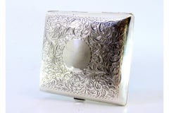 Astuccio in argento con rilievi floreali, ghirlande e monogramma ricurvo, interno in oro