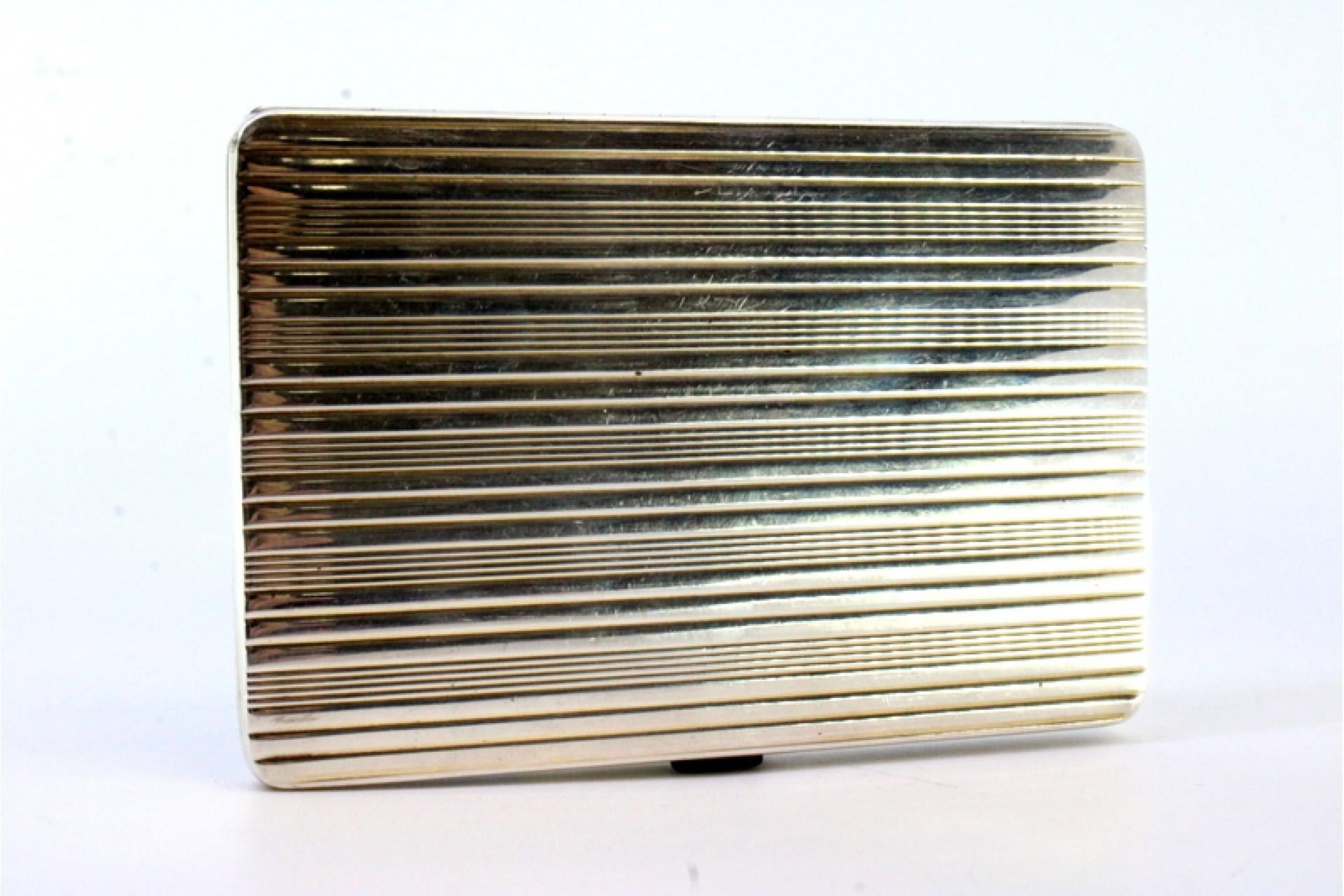 Silver case with fluted top trim, gold interior and spring cigarette holder In Good Condition For Sale In Porto, PT