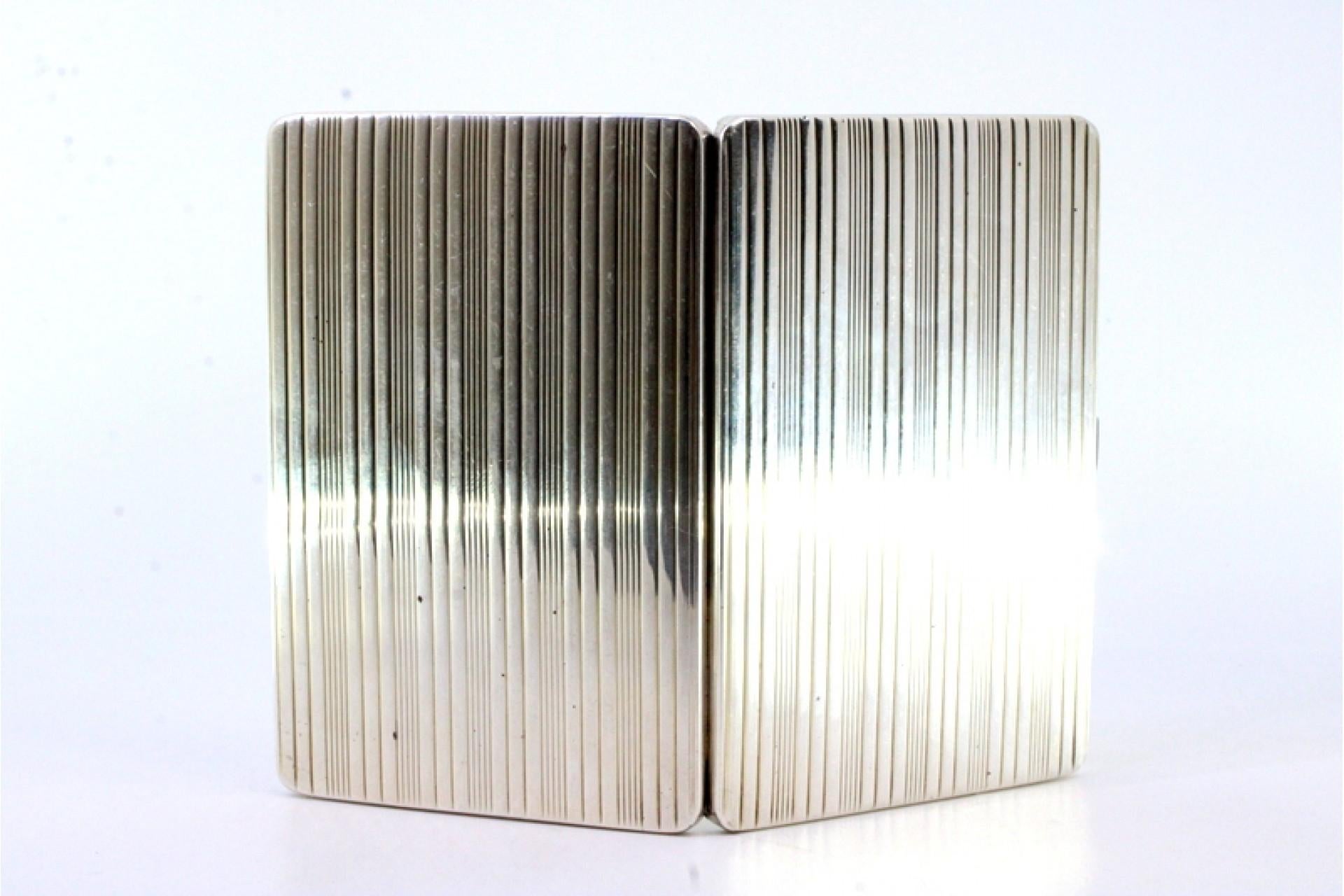 Silver case with fluted top trim, gold interior and spring cigarette holder For Sale 1