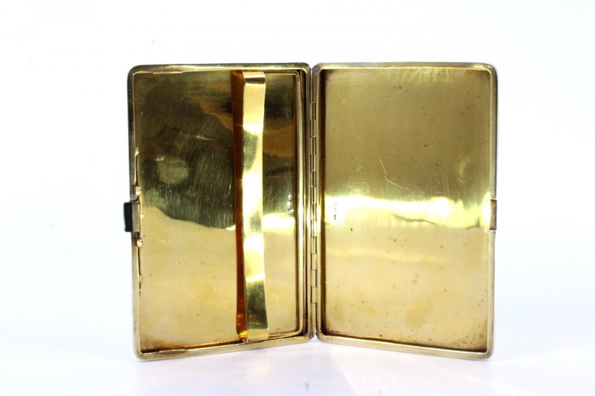 Silver case with fluted top trim, gold interior and spring cigarette holder For Sale 2