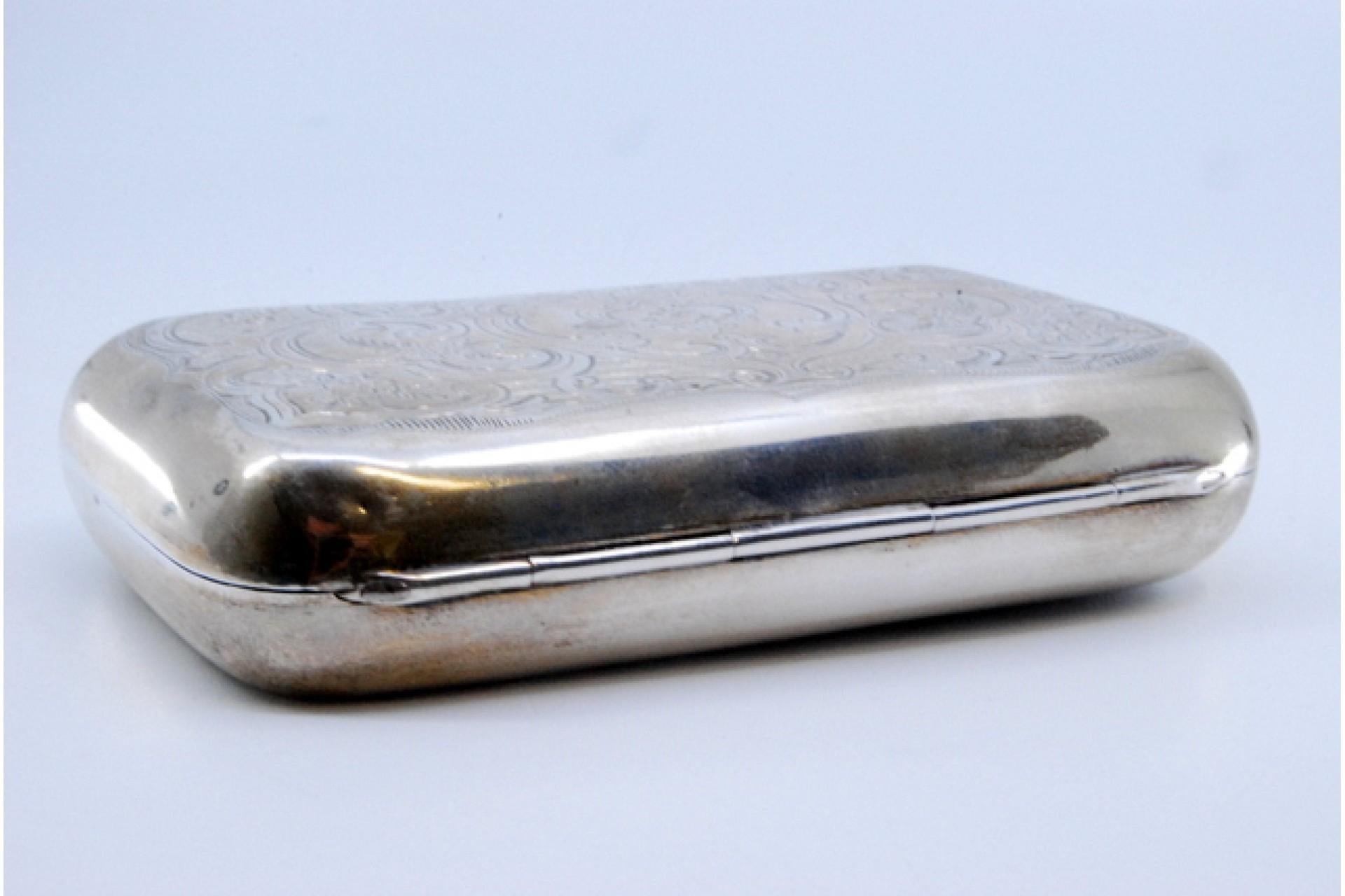 Silver case with garland-engraved lid and interior with two compartments For Sale 5