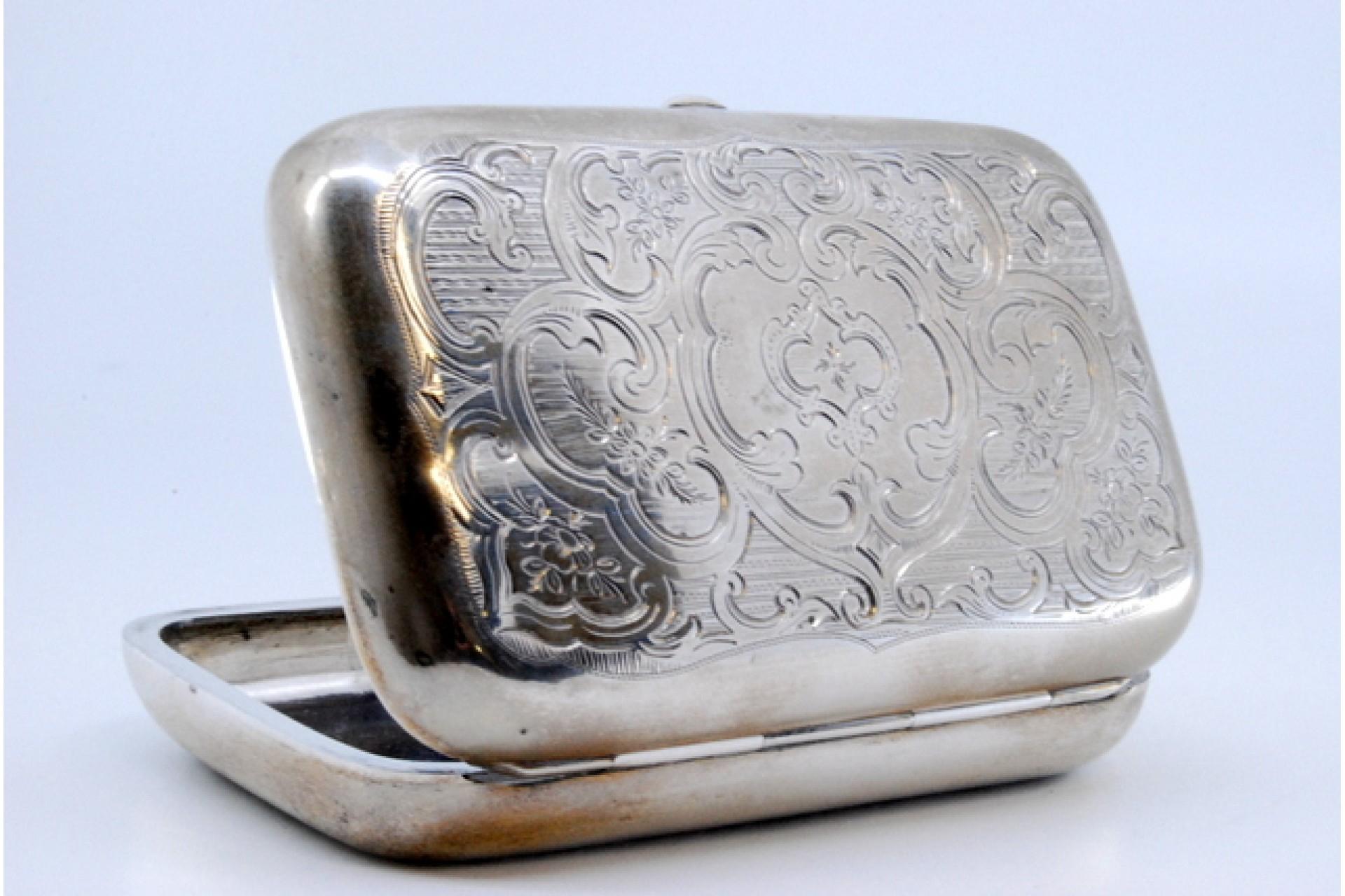 European Silver case with garland-engraved lid and interior with two compartments For Sale