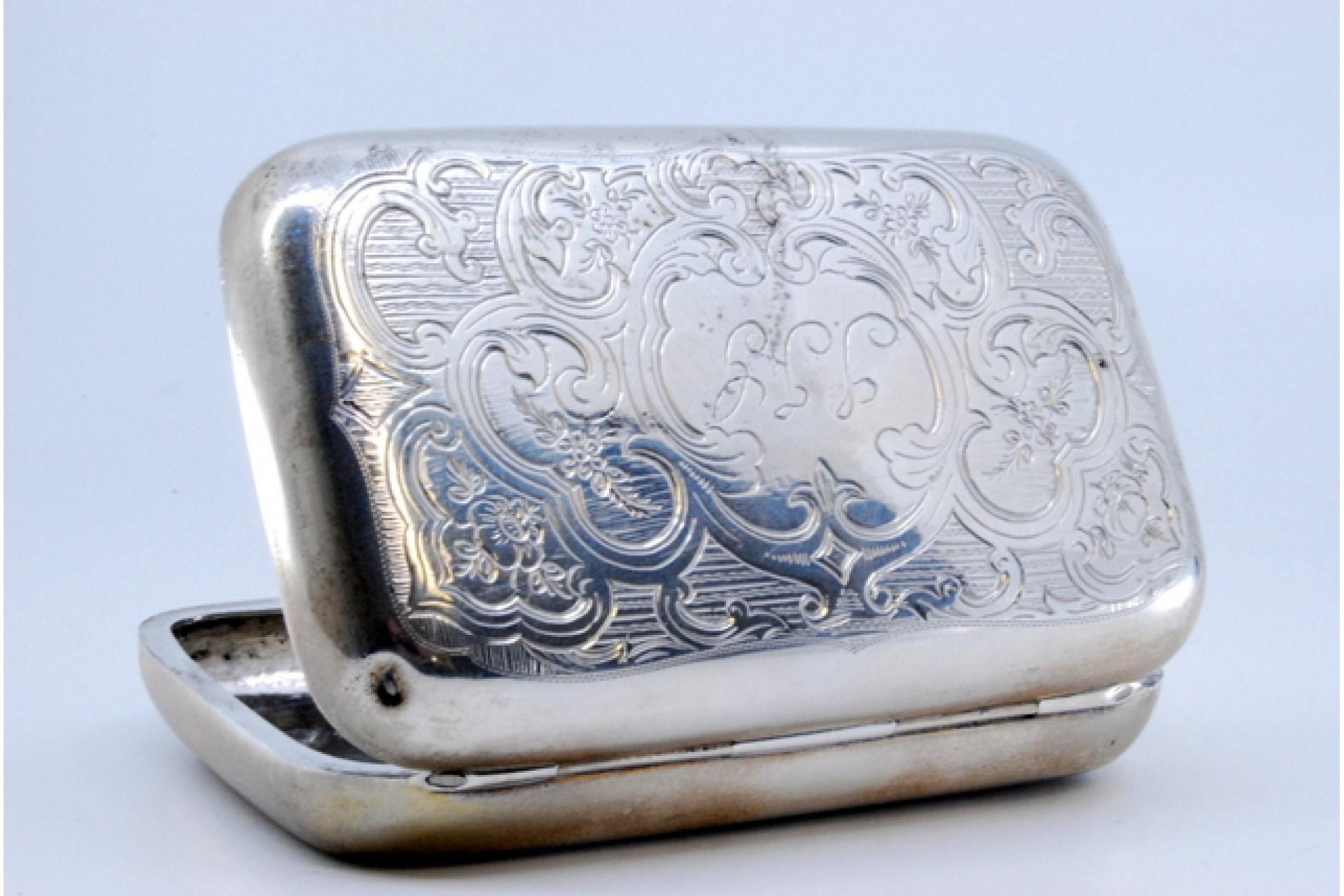 Silver case with garland-engraved lid and interior with two compartments In Good Condition For Sale In Porto, PT