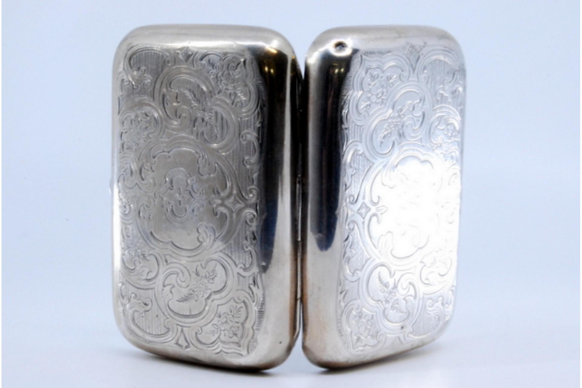 20th Century Silver case with garland-engraved lid and interior with two compartments For Sale