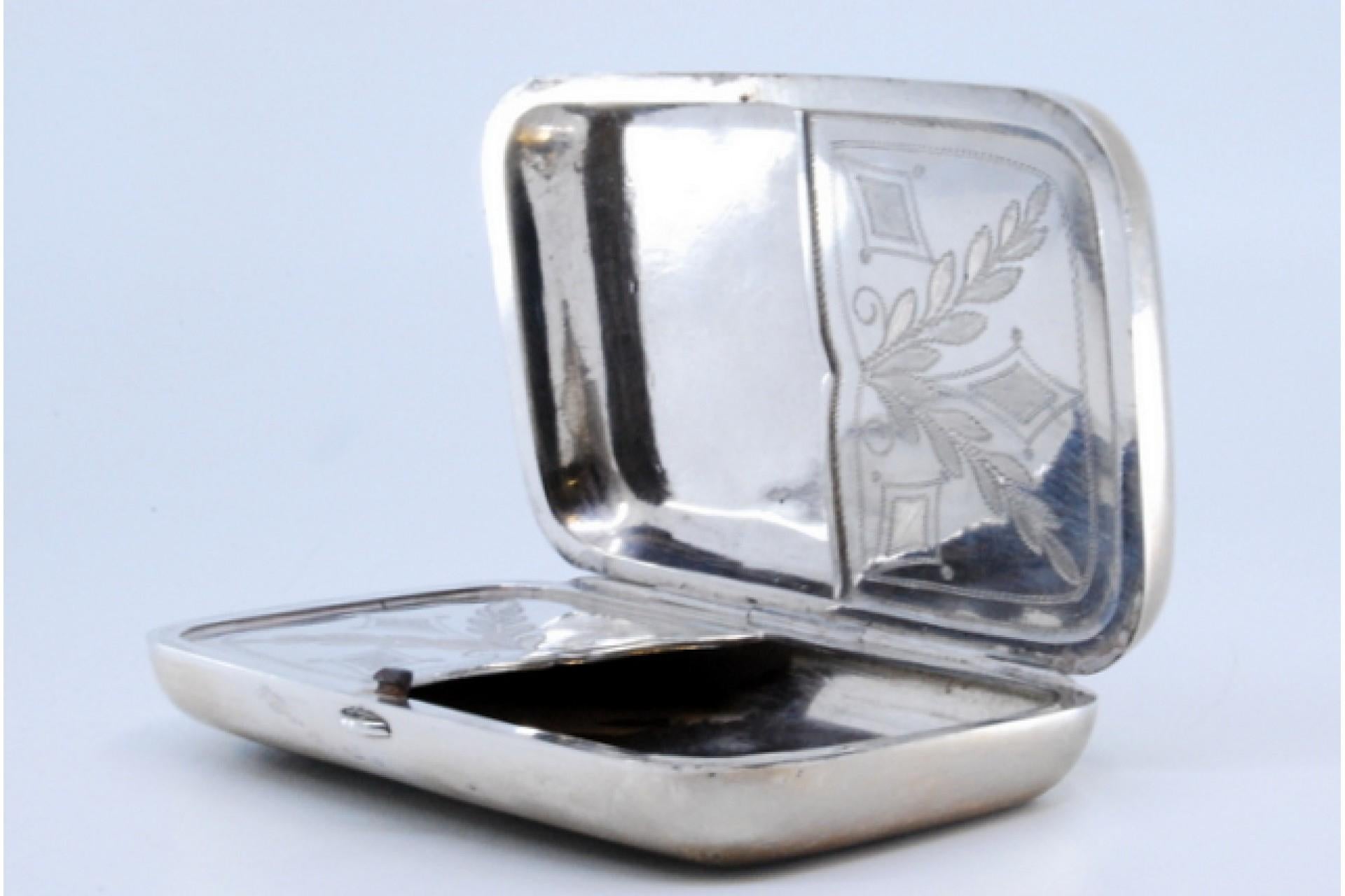 Silver case with garland-engraved lid and interior with two compartments For Sale 1