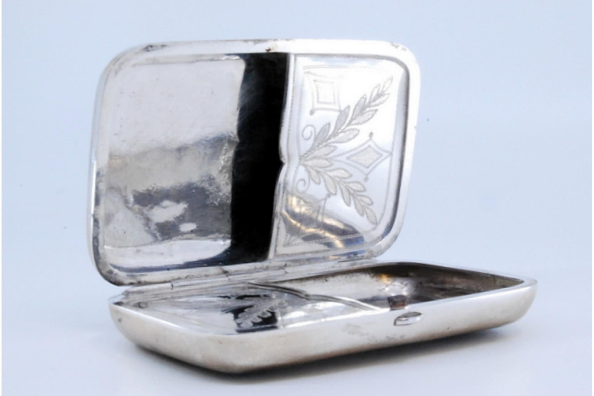 Silver case with garland-engraved lid and interior with two compartments For Sale 2