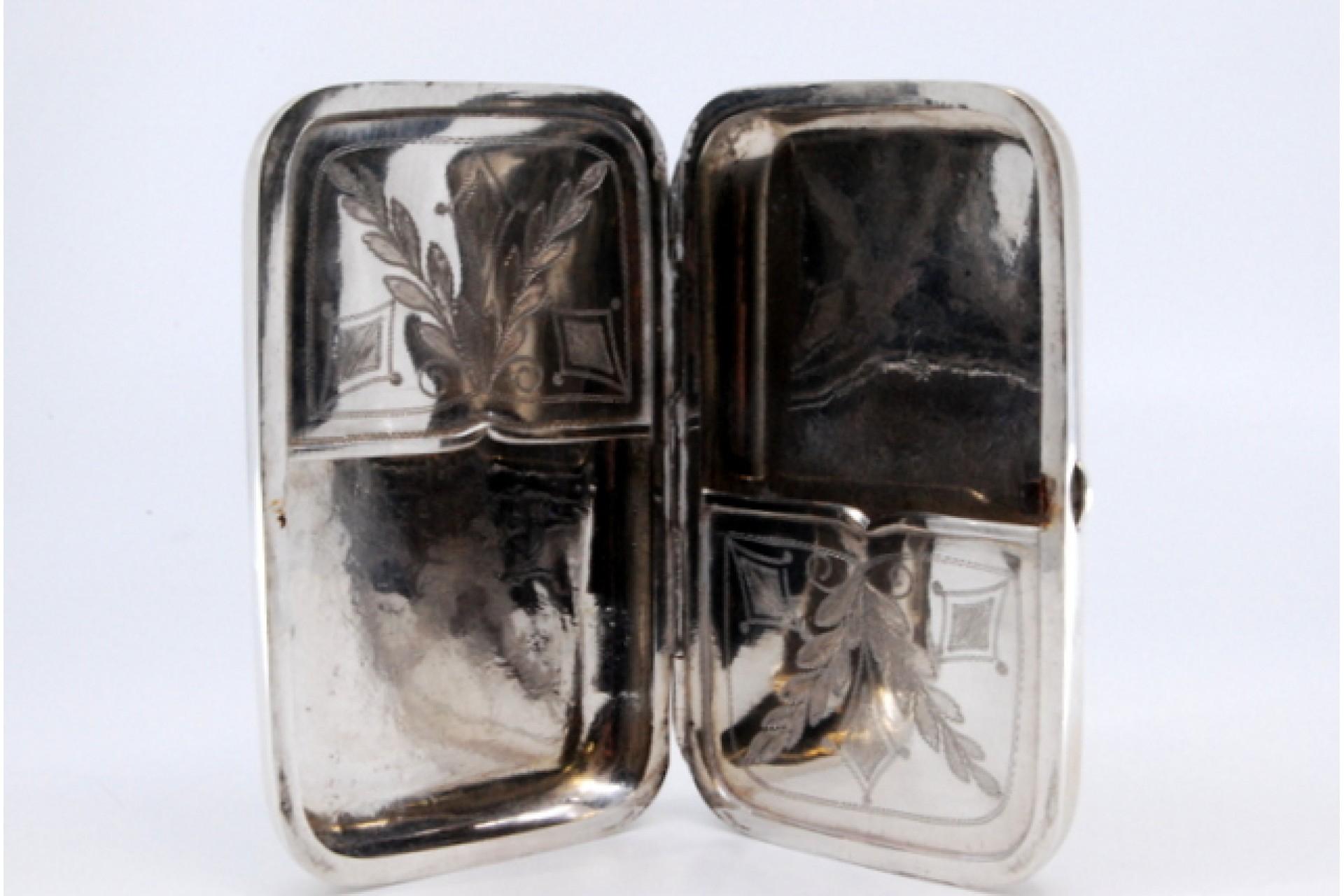 Silver case with garland-engraved lid and interior with two compartments For Sale 3