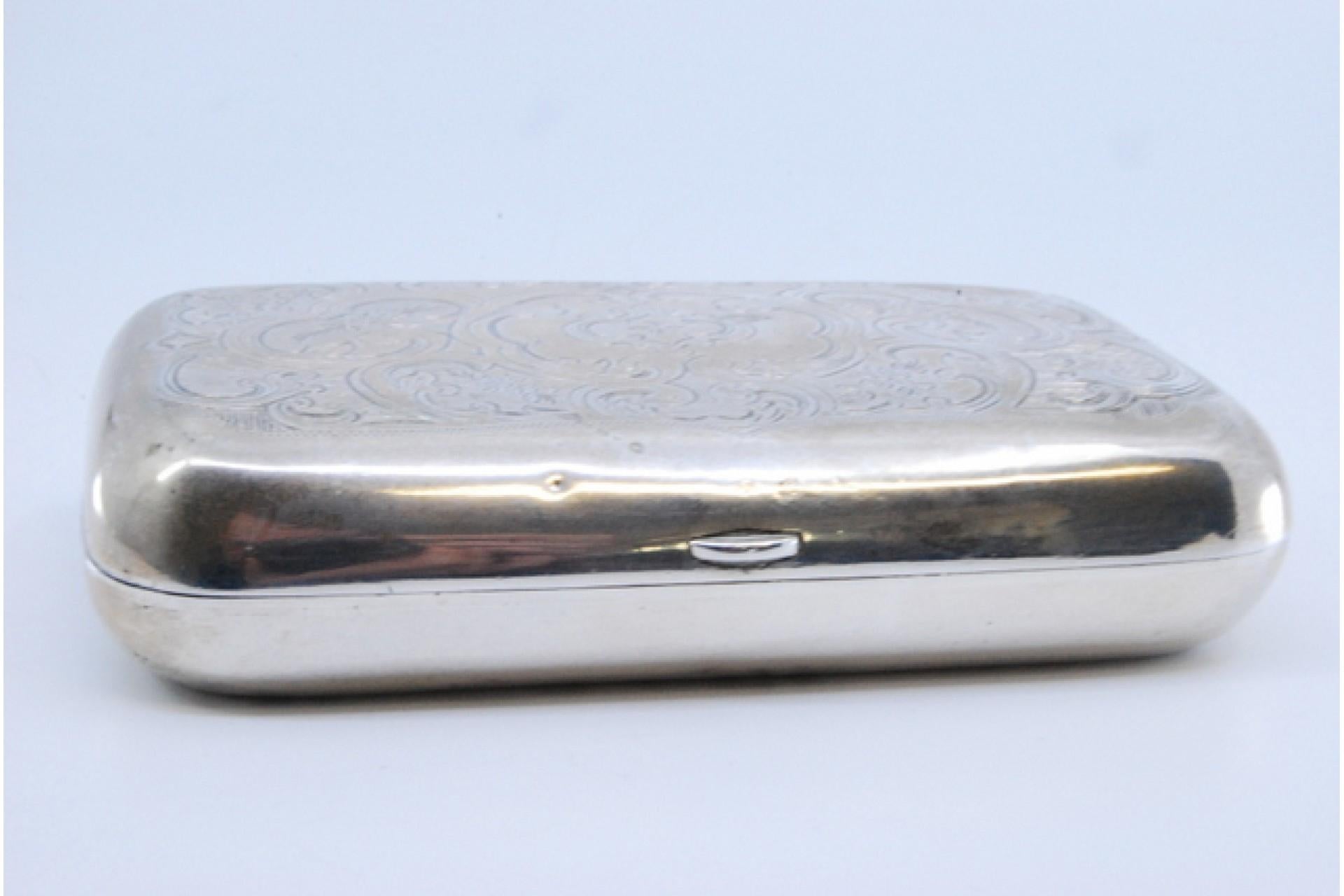 Silver case with garland-engraved lid and interior with two compartments For Sale 4