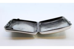 Silbernes Etui mit Girlanden um ein geschwungenes Monogramm und silberner Innenausstattung