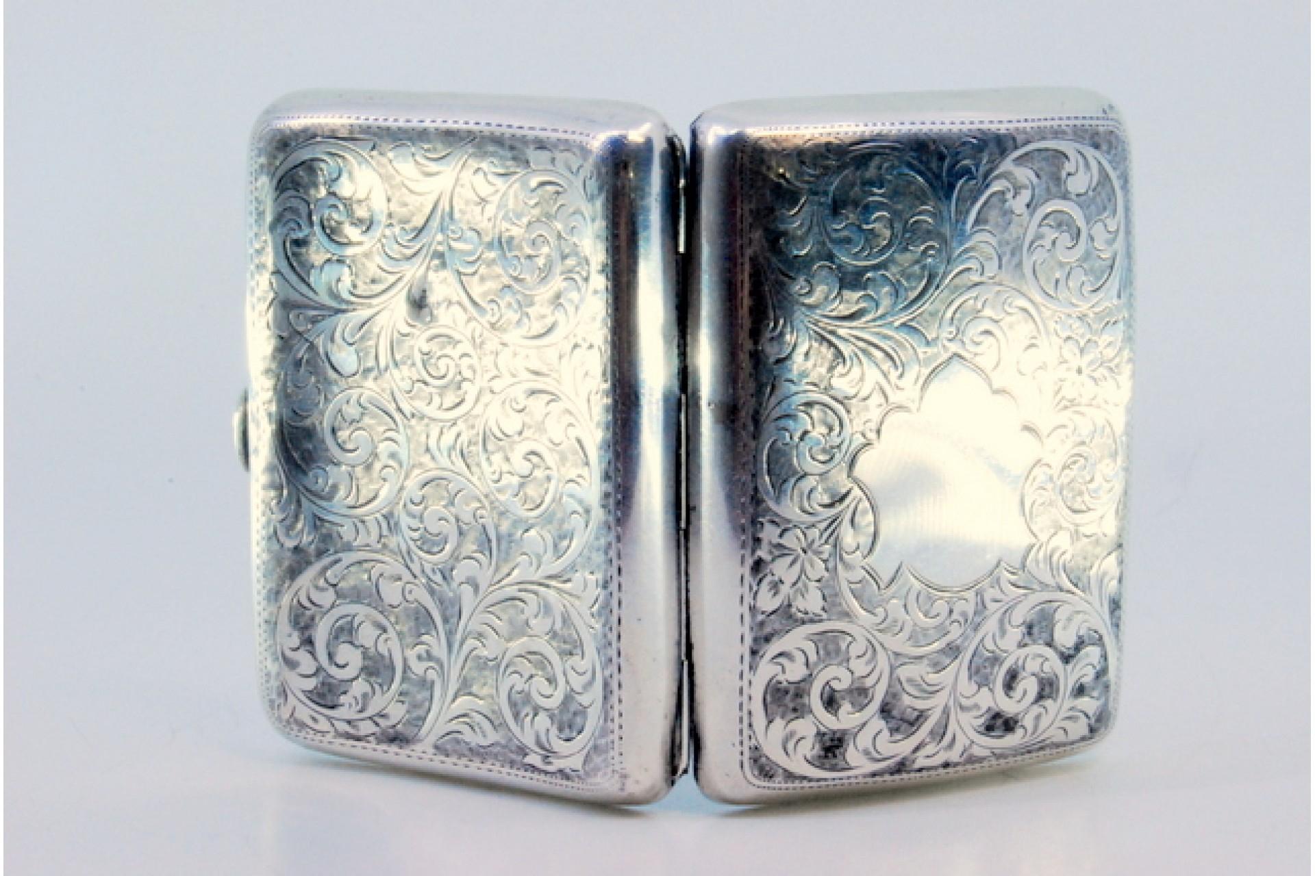 Silver case with garlands around curved monogram and silver interior In Good Condition For Sale In Porto, PT