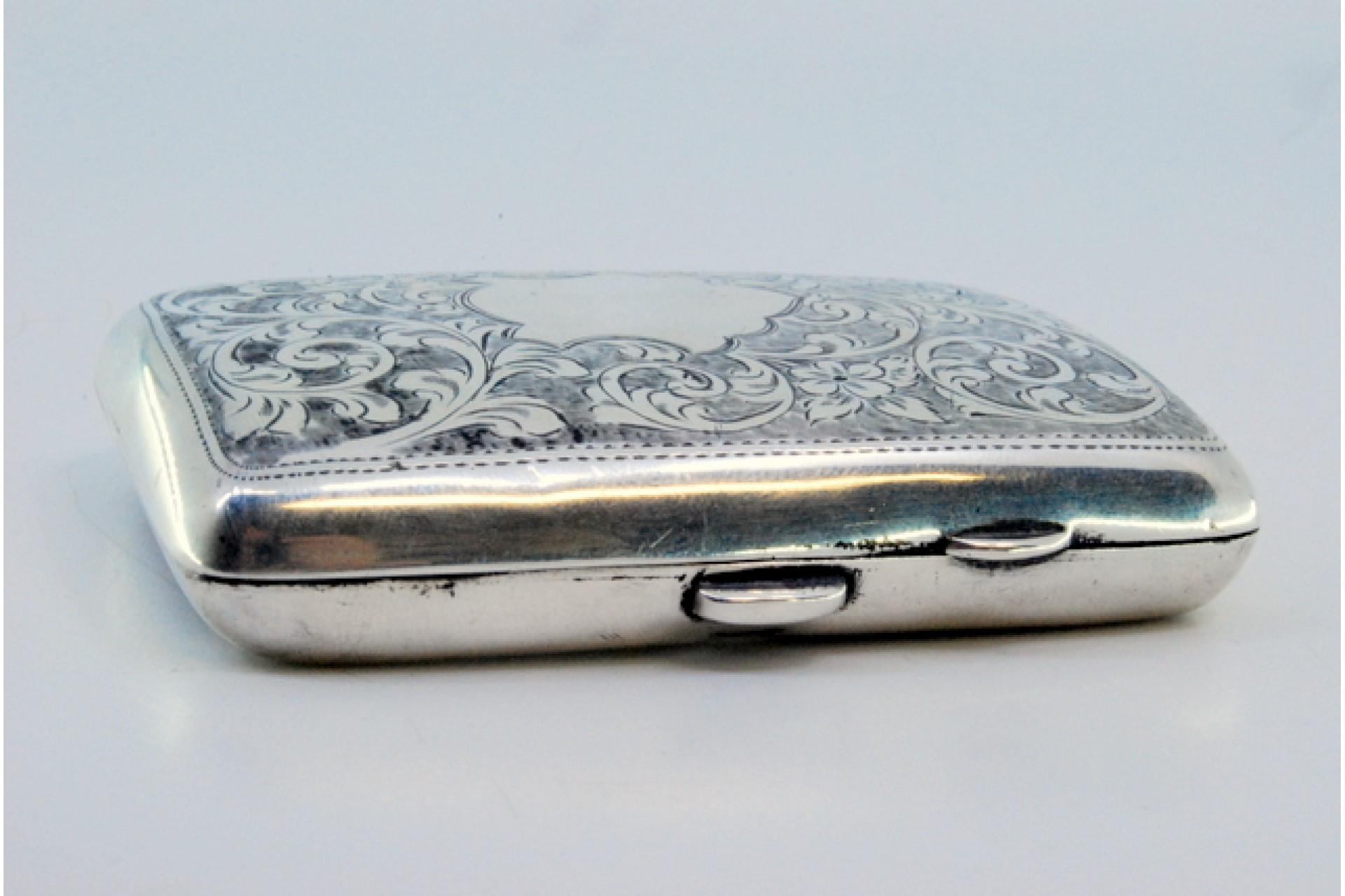 Silver case with garlands around curved monogram and silver interior For Sale 1