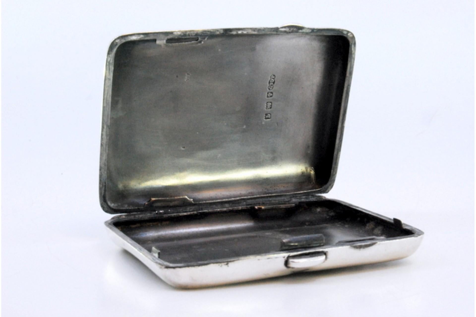 Silver case with garlands around curved monogram and silver interior For Sale 3