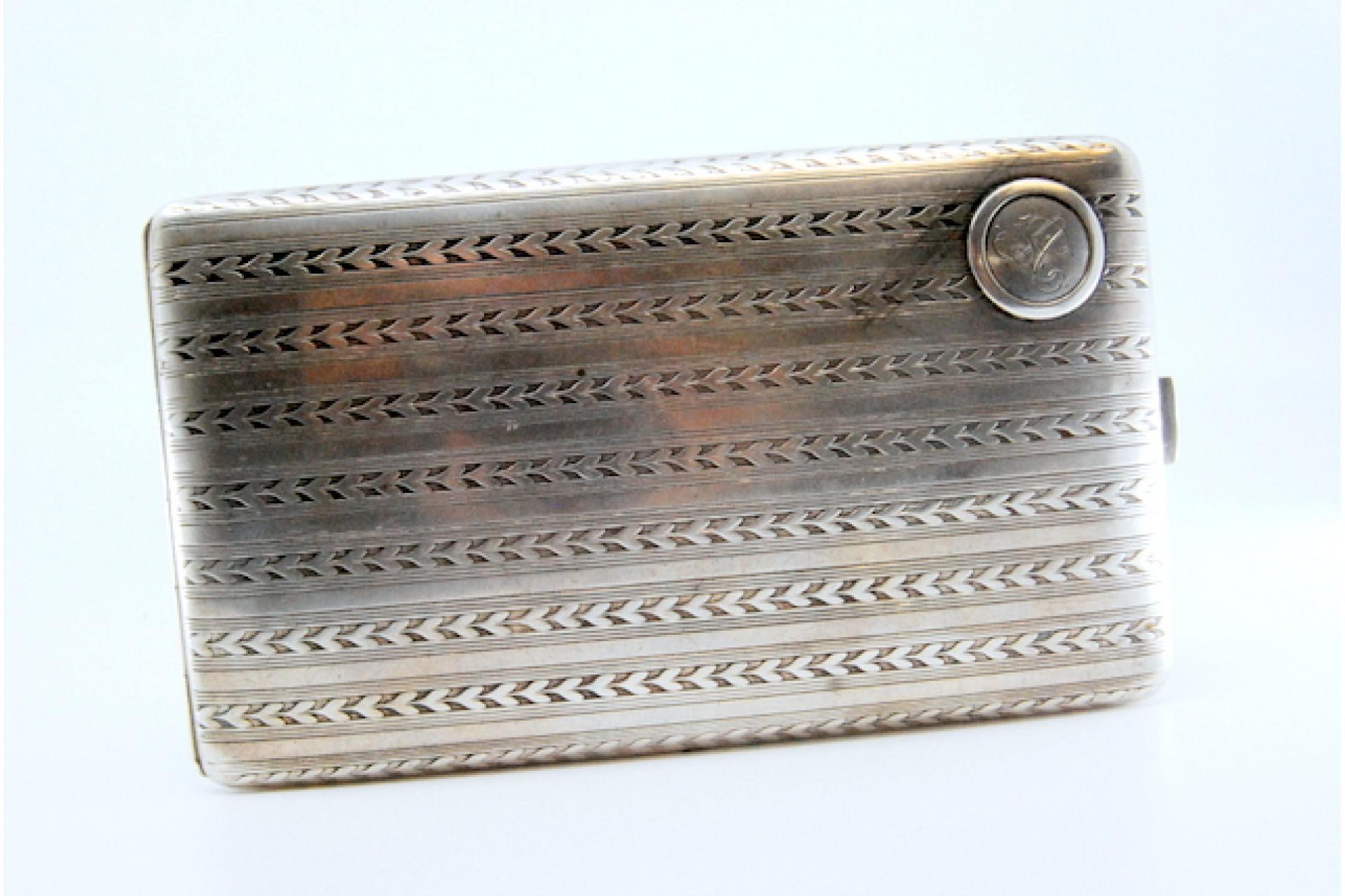 European Silver case with herringbone bands, monogram, gold interior and hinged lid For Sale
