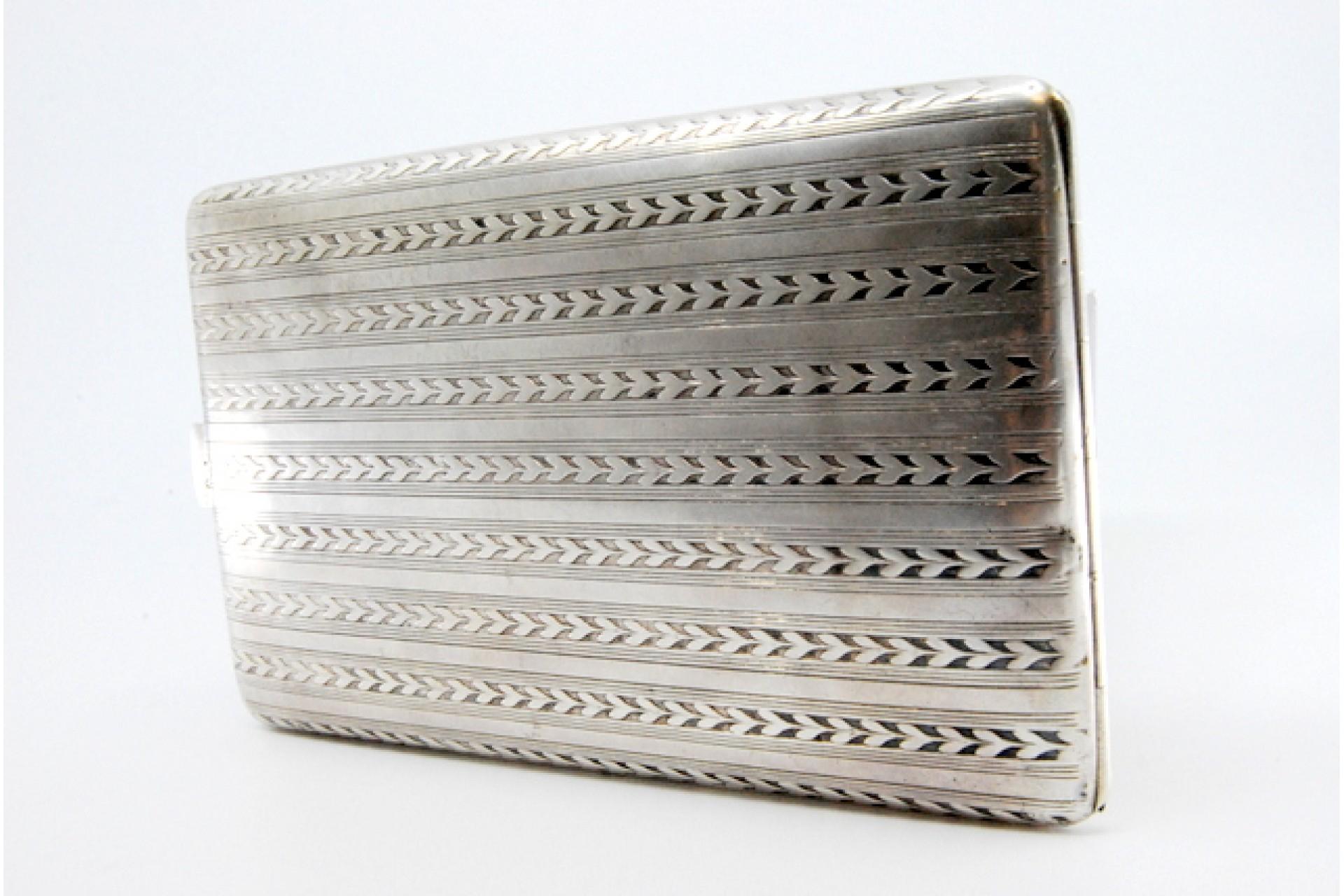 Silver case with herringbone bands, monogram, gold interior and hinged lid In Good Condition For Sale In Porto, PT