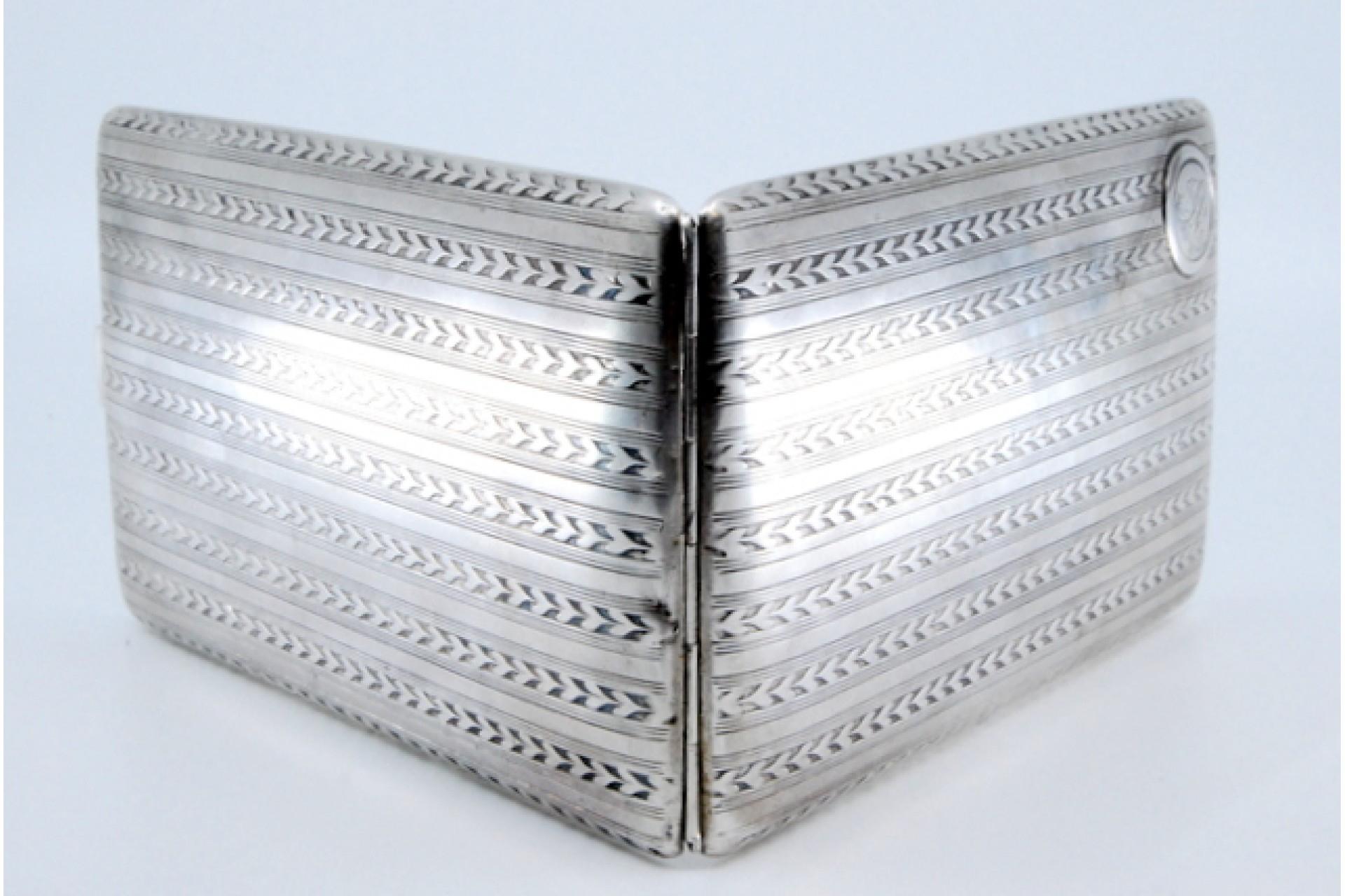 Silver case with herringbone bands, monogram, gold interior and hinged lid For Sale 1