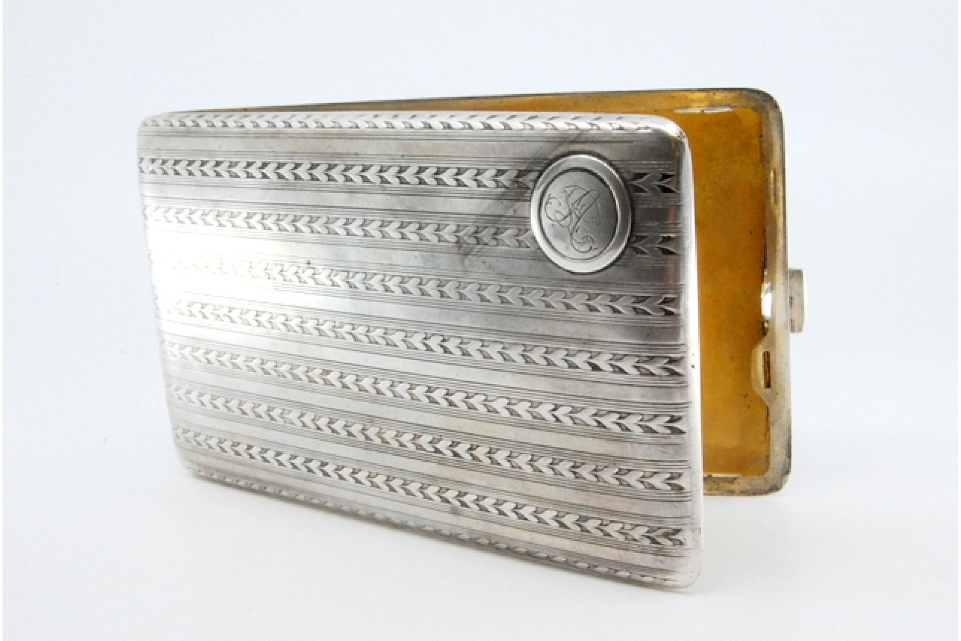 Silver case with herringbone bands, monogram, gold interior and hinged lid For Sale 2
