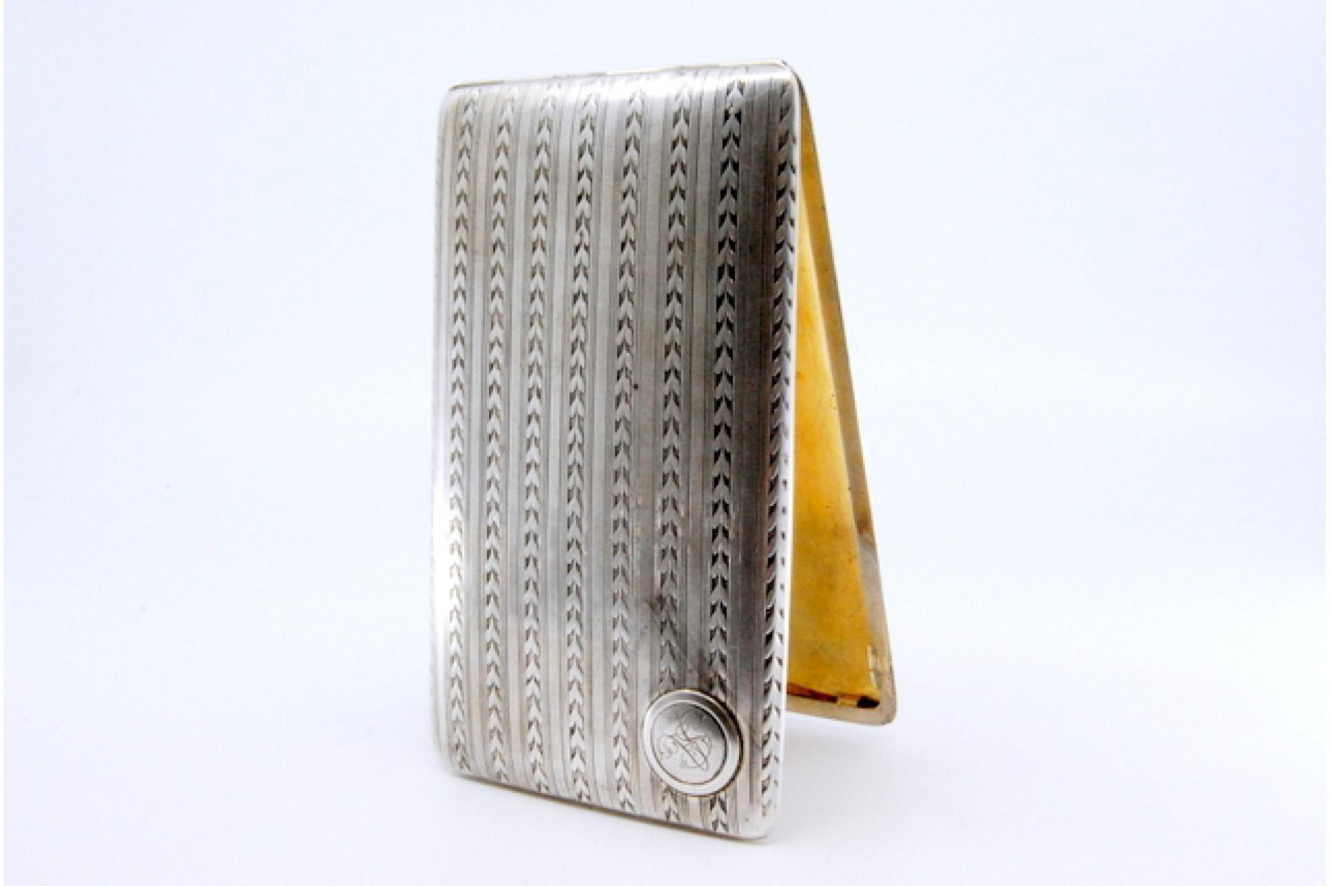 Silver case with herringbone bands, monogram, gold interior and hinged lid For Sale 3
