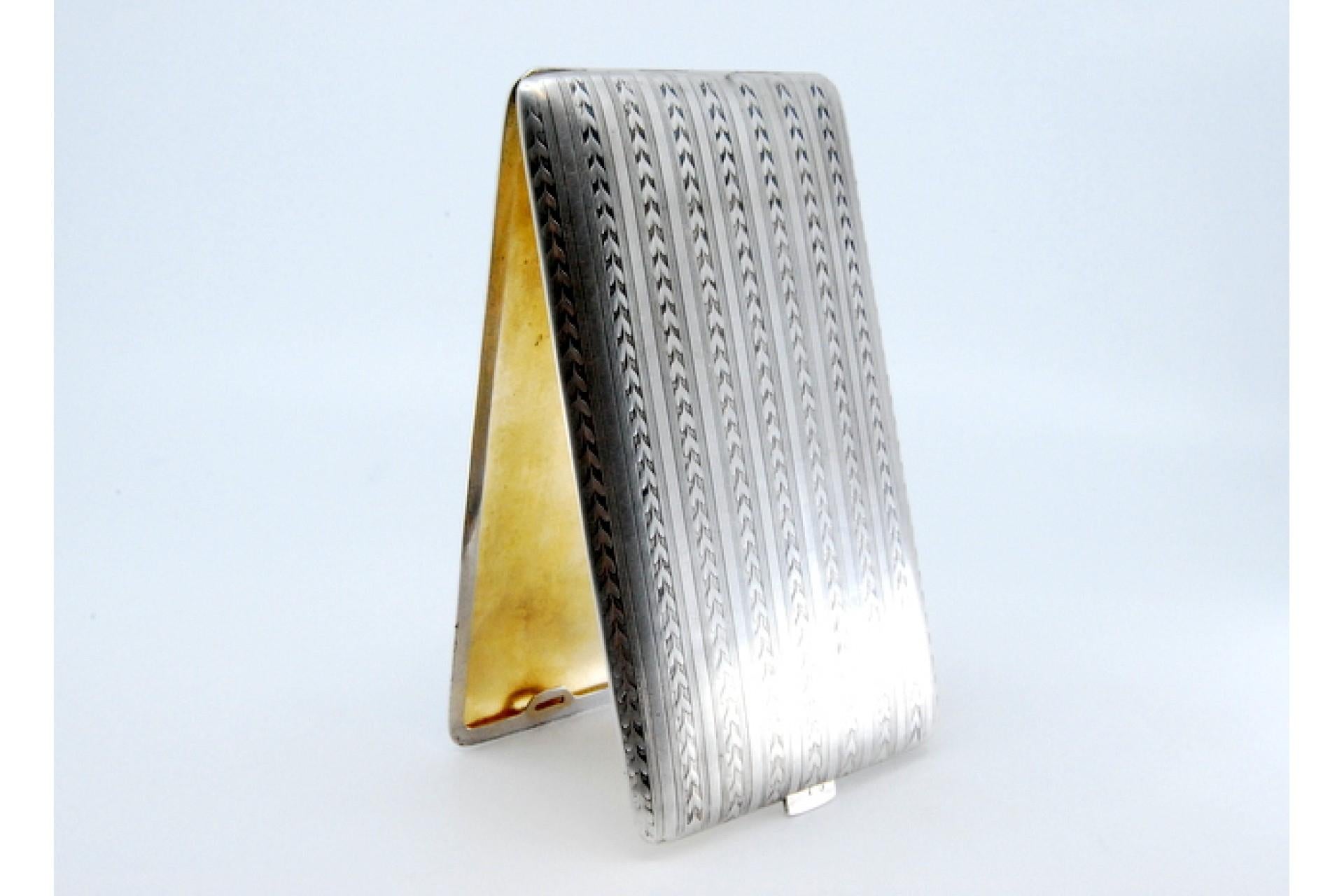 Silver case with herringbone bands, monogram, gold interior and hinged lid For Sale 4