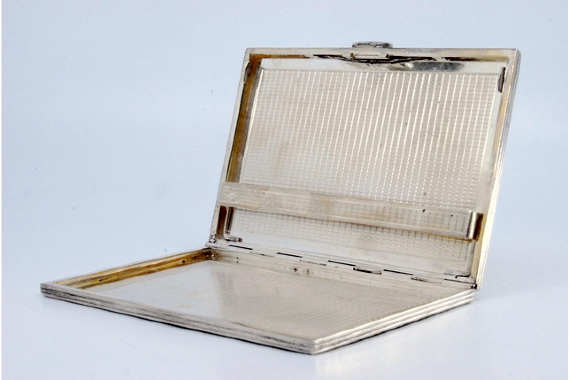 European Silver case with herringbone engravings and spring interior support For Sale