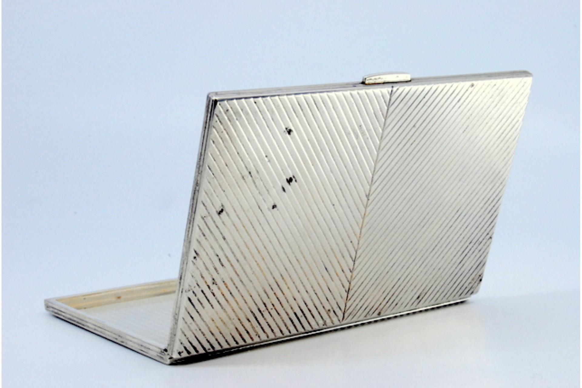 Silver case with herringbone engravings and spring interior support In Good Condition For Sale In Porto, PT