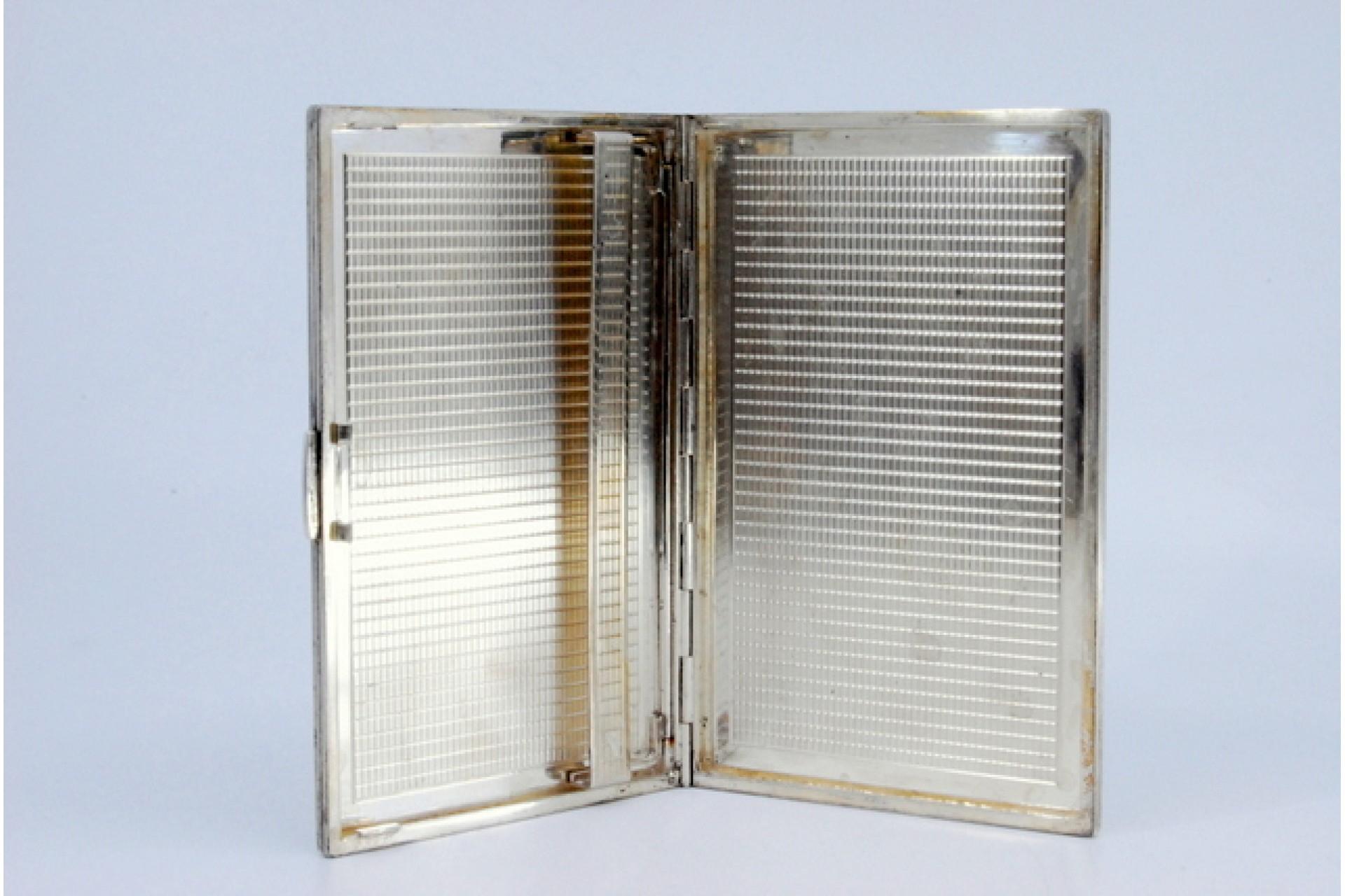 20th Century Silver case with herringbone engravings and spring interior support For Sale