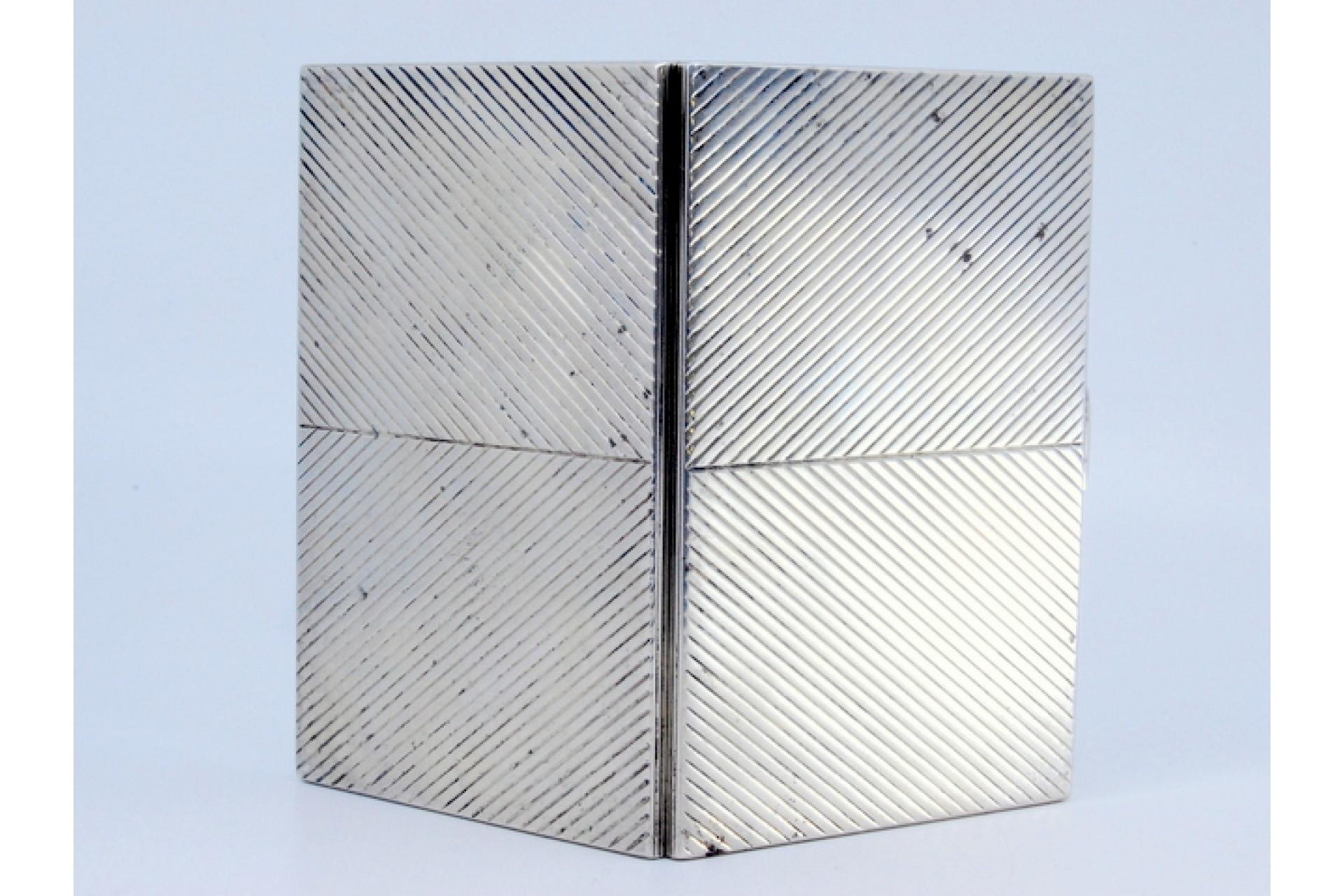 Silver case with herringbone engravings and spring interior support For Sale 1
