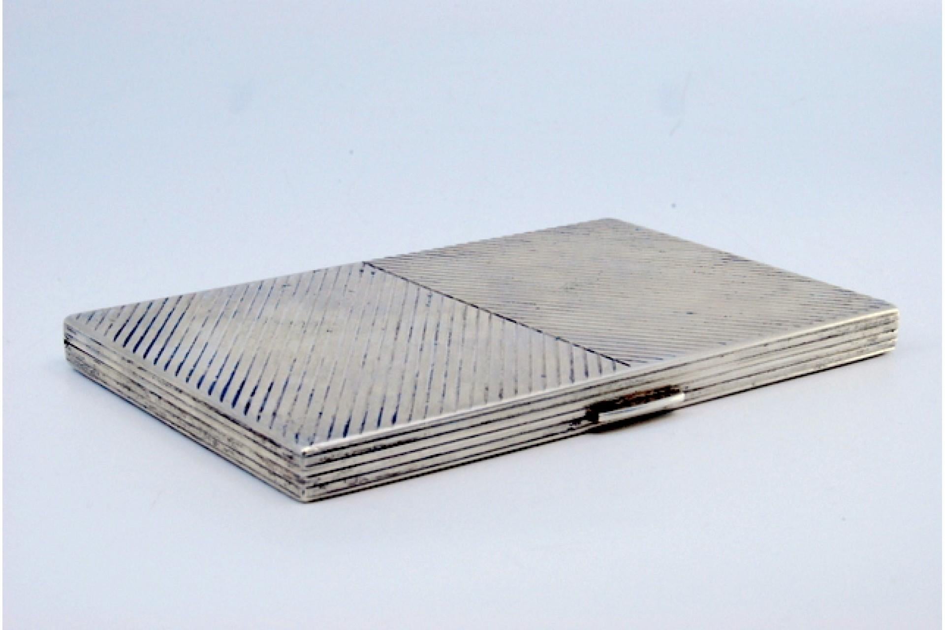 Silver case with herringbone engravings and spring interior support For Sale 2