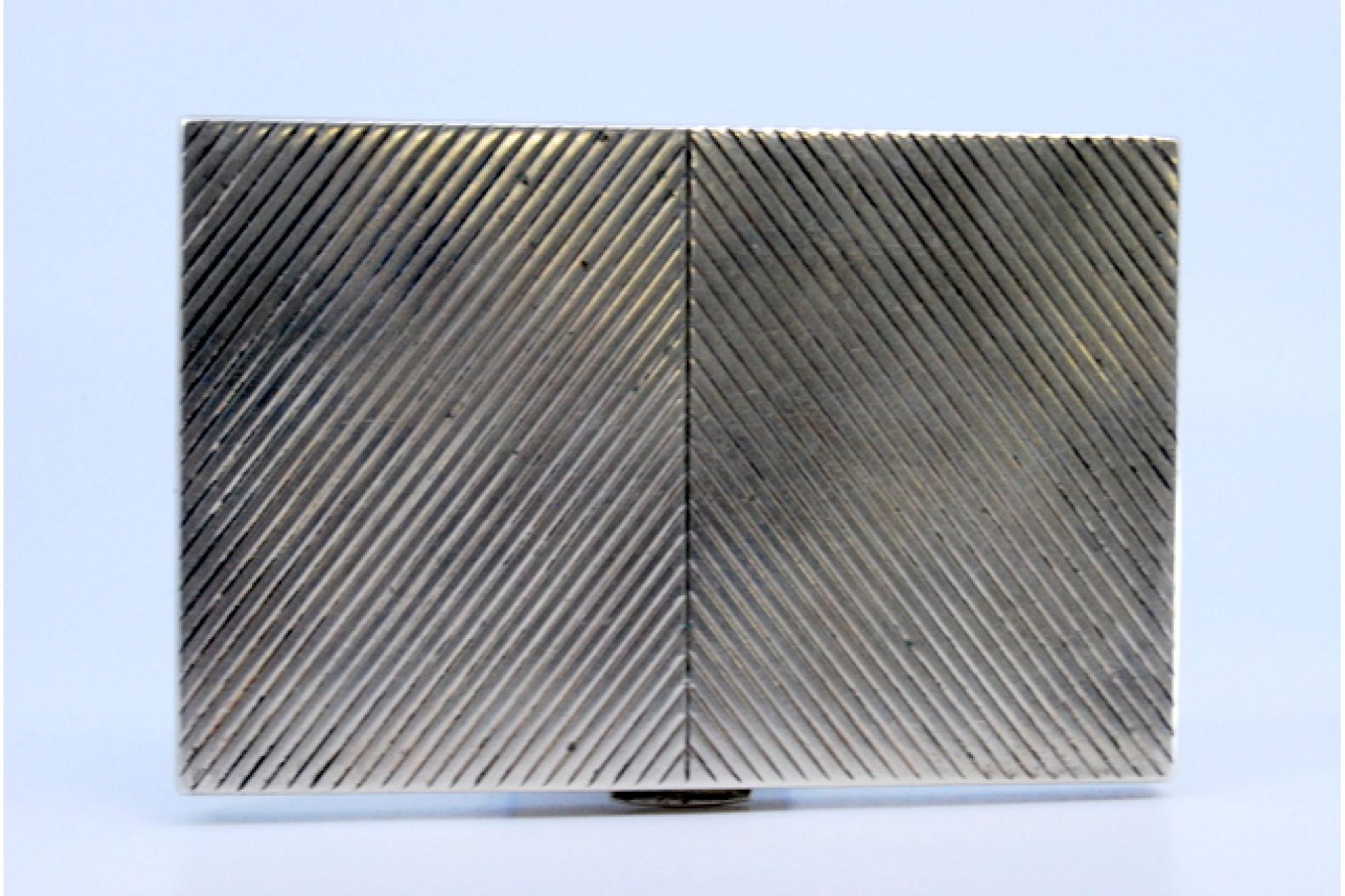 Silver case with herringbone engravings and spring interior support For Sale 3