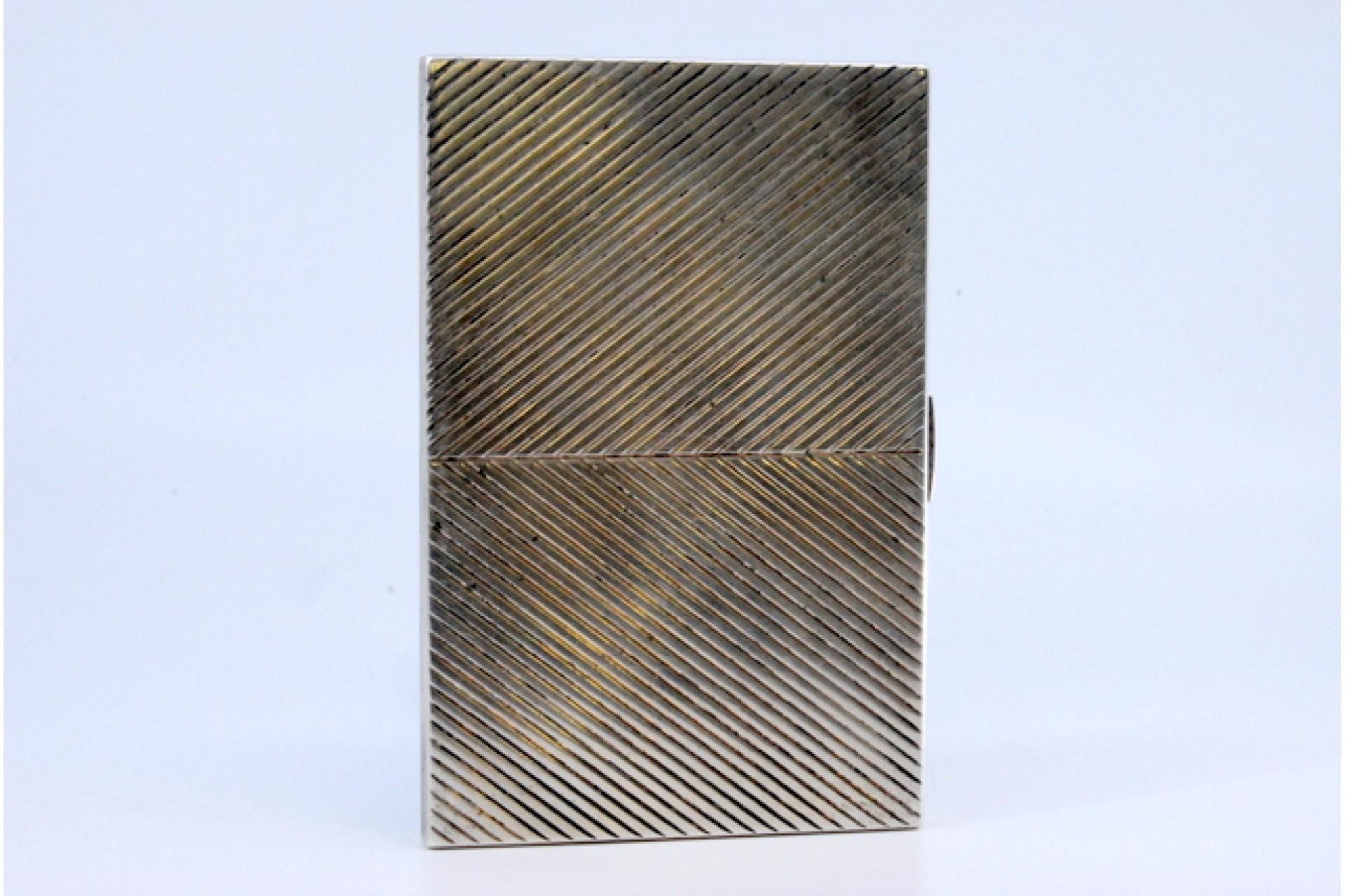 Silver case with herringbone engravings and spring interior support For Sale 4