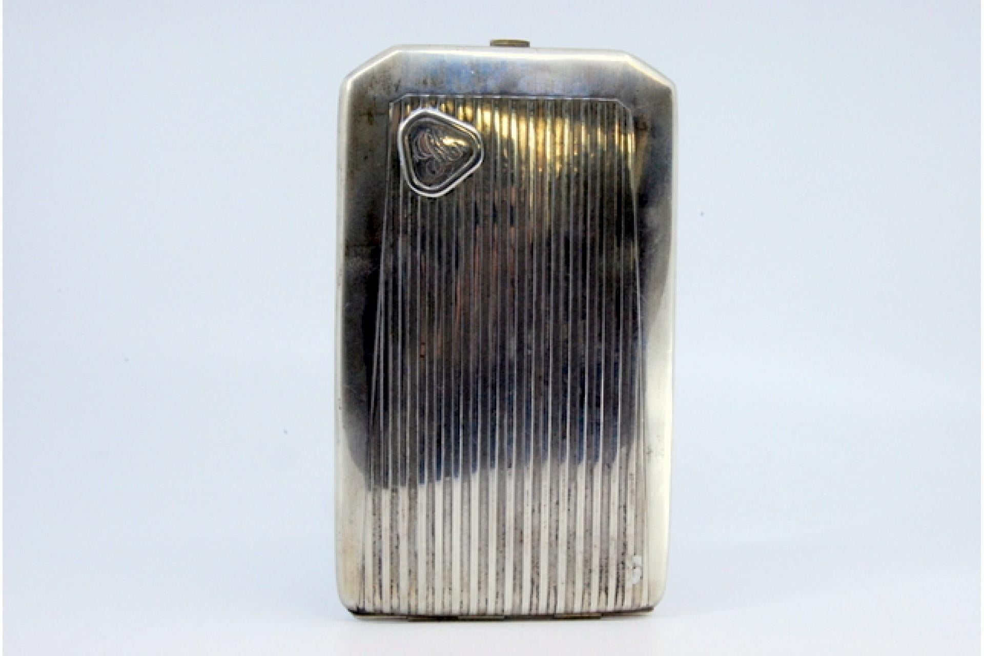 Silver case with lengthwise bands, monogram and gold interior In Good Condition For Sale In Porto, PT