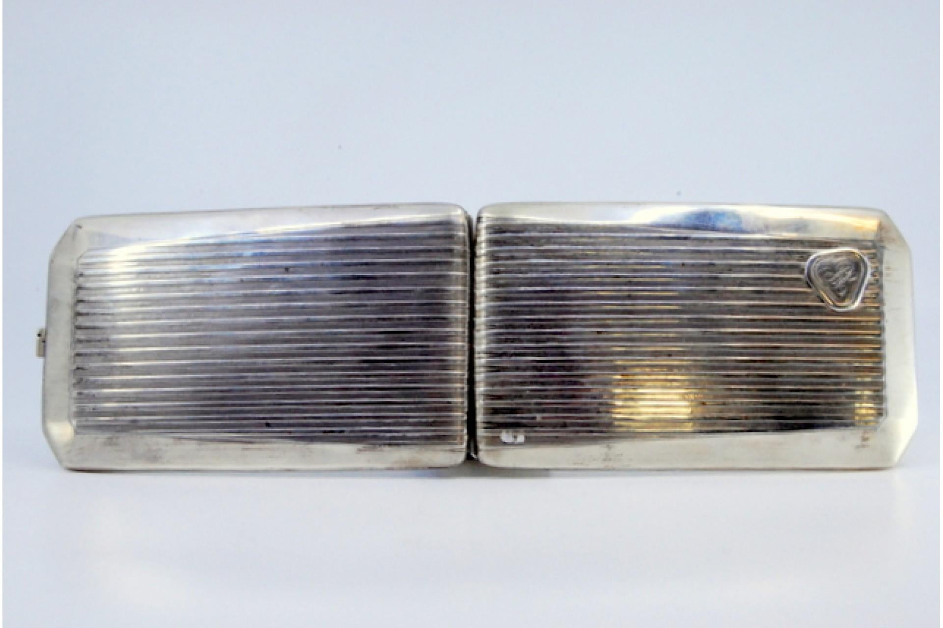 Silver case with lengthwise bands, monogram and gold interior For Sale 1